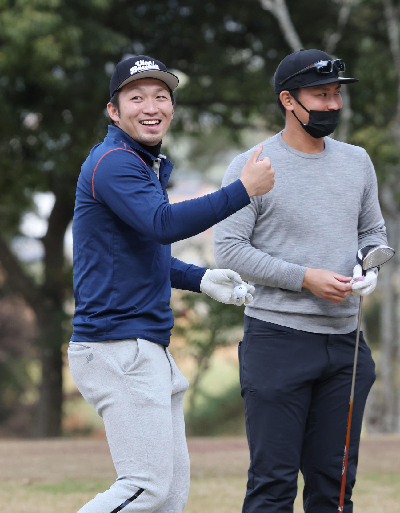 広島選手会ゴルフ　笑顔の鈴木誠也（左）と堂林翔太（撮影・加藤孝規）
