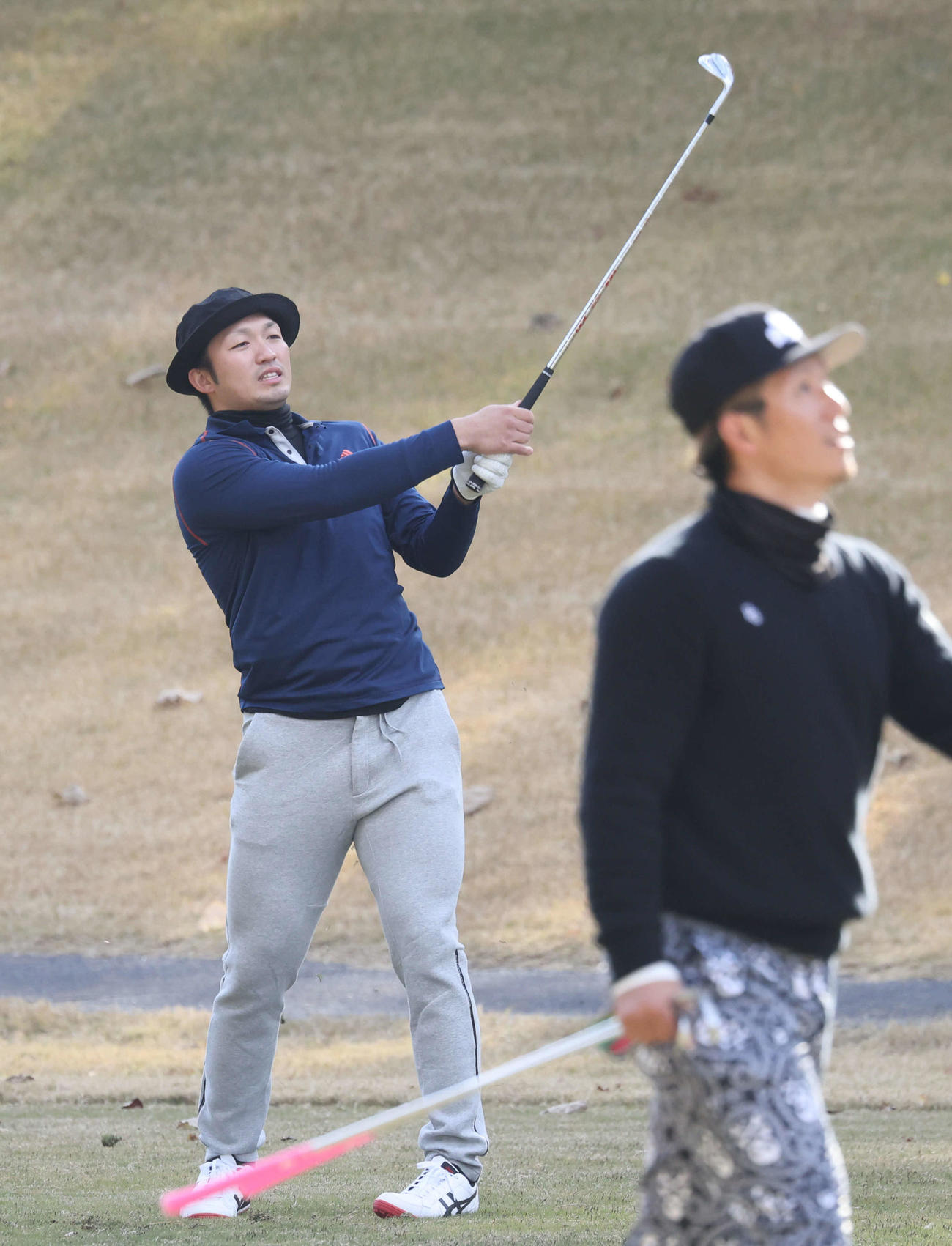 広島選手会ゴルフ　プレーする鈴木誠也。右は西川龍馬（撮影・加藤孝規）