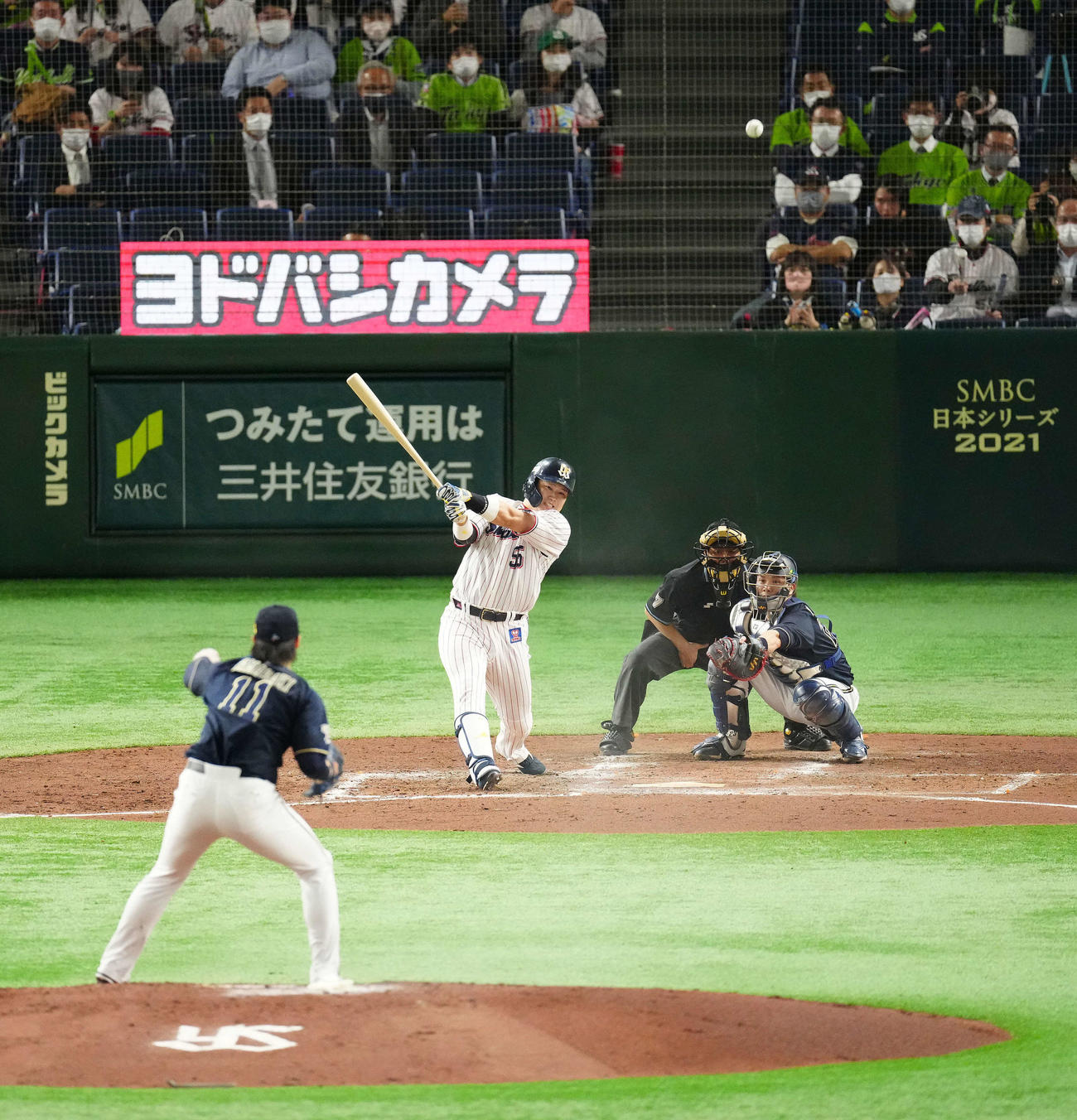ヤクルト対オリックス　4回裏ヤクルト無死、左中間に勝ち越しソロ本塁打を放つ村上。投手山崎福（撮影・江口和貴）