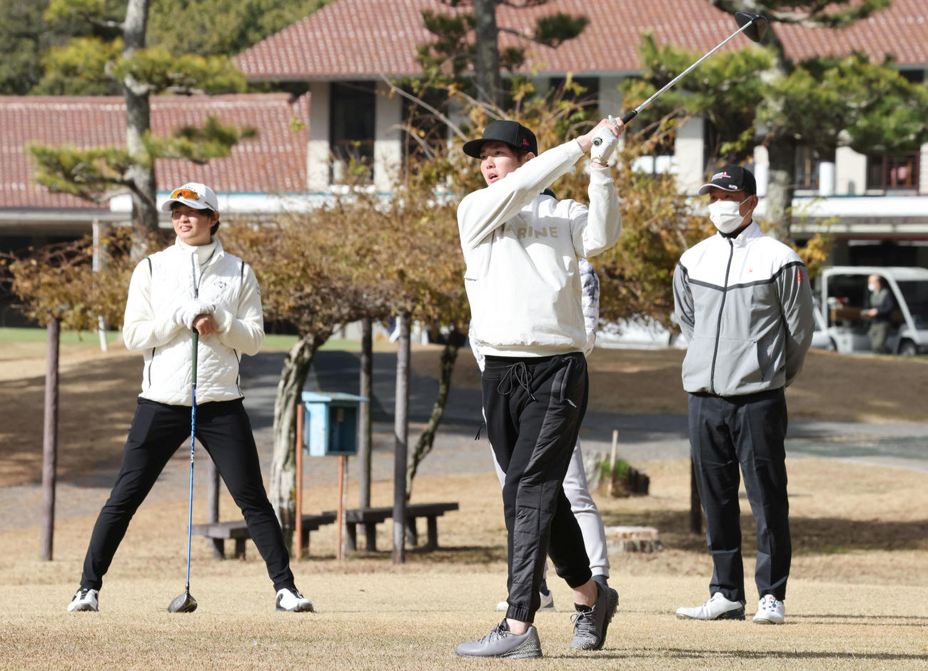 広島選手会ゴルフ　プレーを楽しむ森下（中央）。左は大道。右は栗林（撮影・加藤孝規）