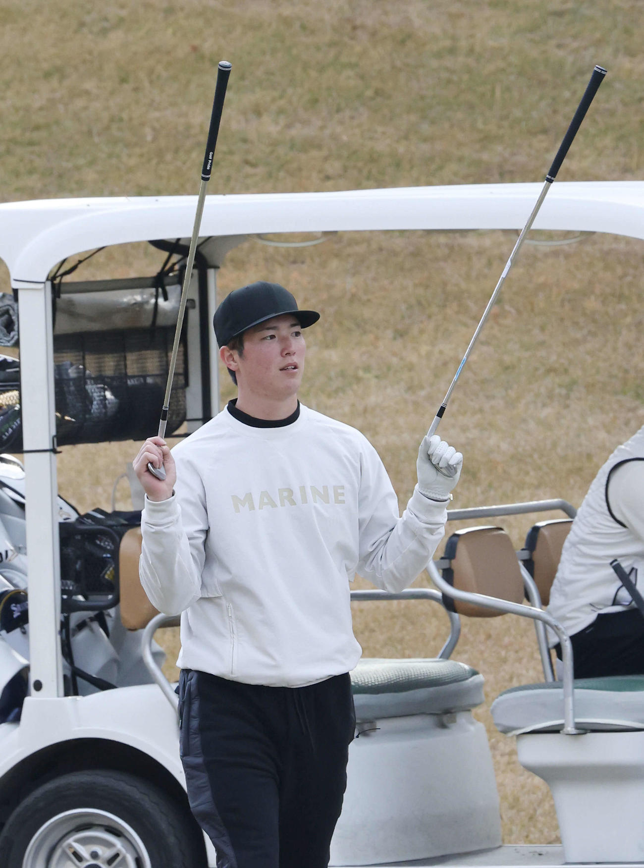 広島選手会ゴルフ　2本のクラブを持つ森下（撮影・加藤孝規）