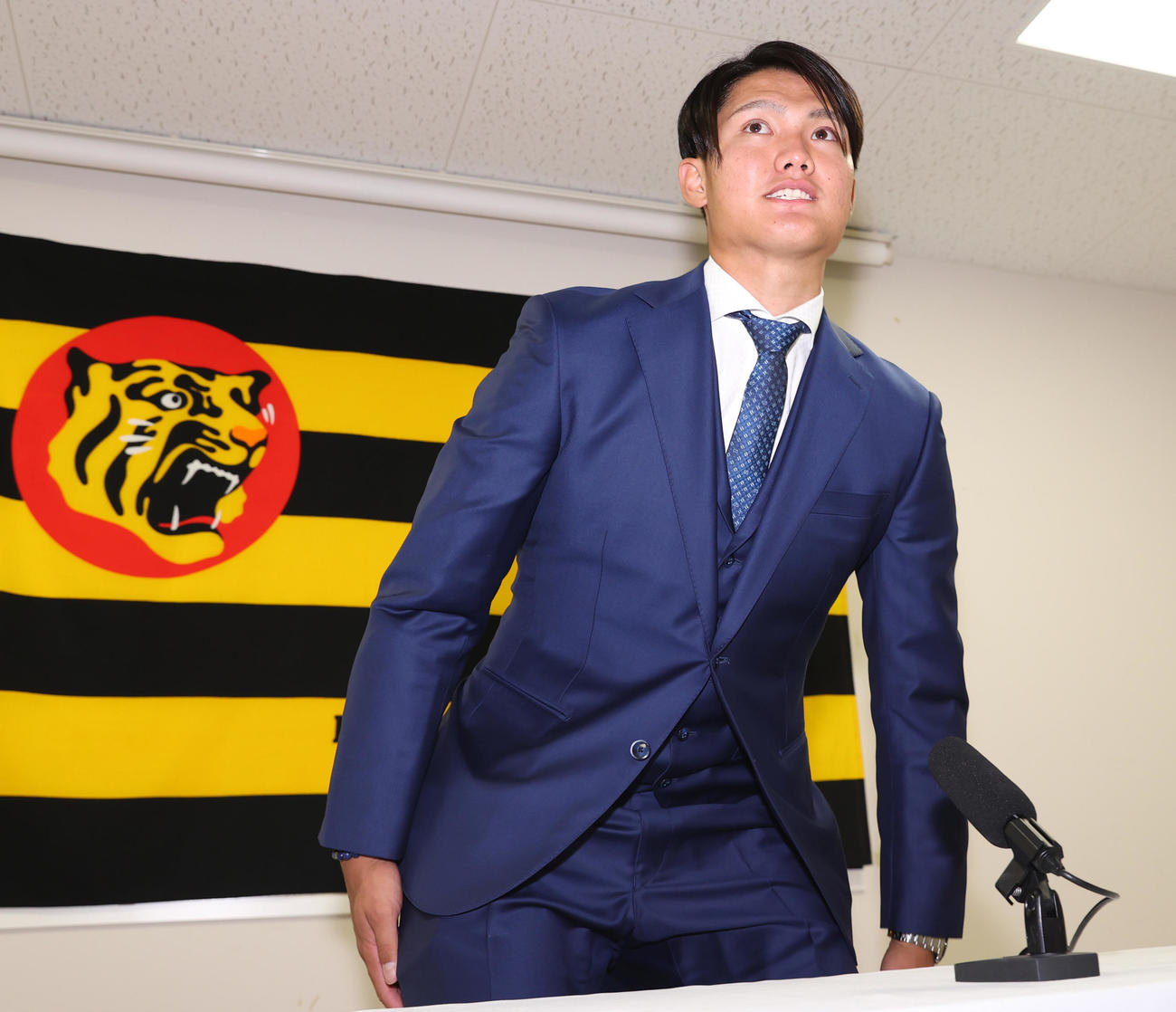 契約更改を終え会見に臨む阪神西純（代表撮影）