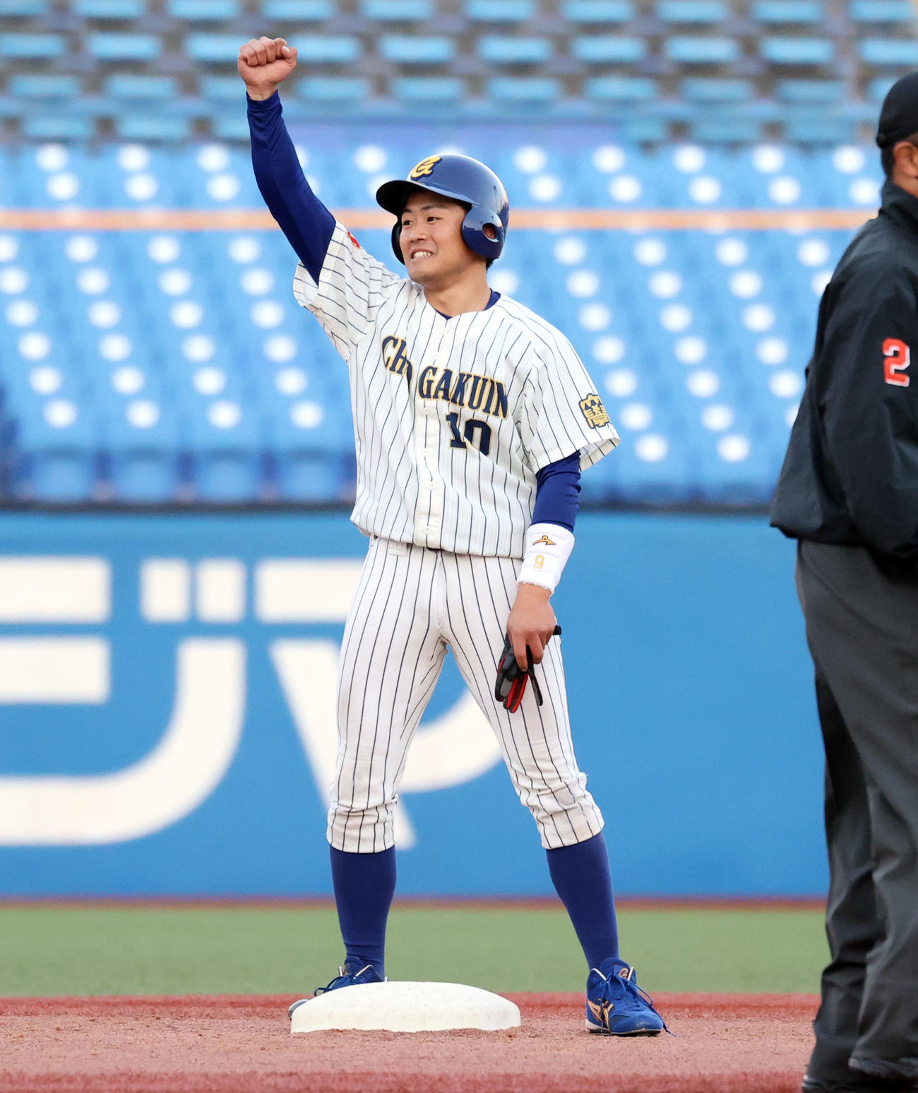 慶大対中央学院大　6回裏中央学院大1死満塁、武田は左に逆転3点適時二塁打を放ちガッツポーズ（撮影・浅見桂子）