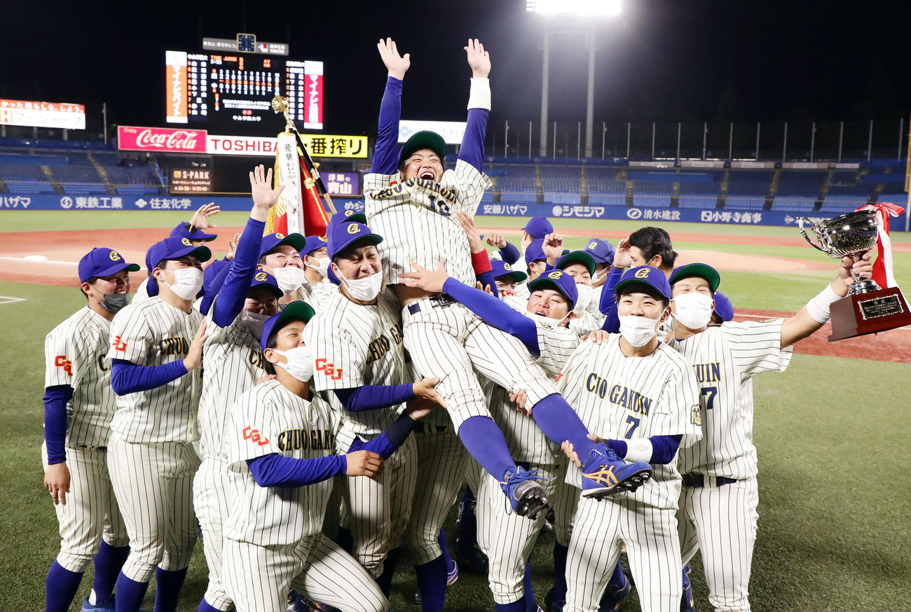 慶大対中央学院大　初優勝し、武田（中央）を胴上げする中央学院大ナイン（撮影・浅見桂子）