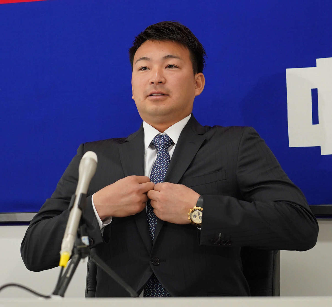 交渉を終え会見の席に着く田島（撮影・森本幸一）