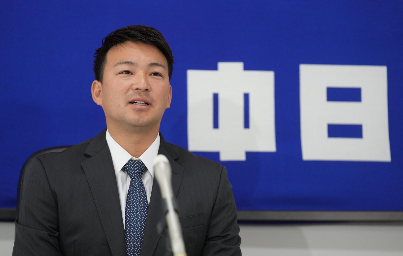 中日契約更改　交渉を終え会見する田島（撮影・森本幸一）