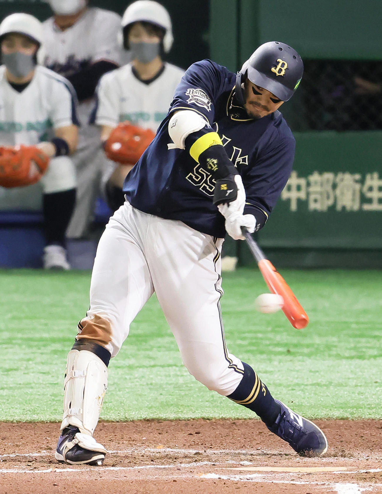 ヤクルト対オリックス　6回表オリックス2死一、二塁、T－岡田は右前適時打を放つ（撮影・足立雅史）