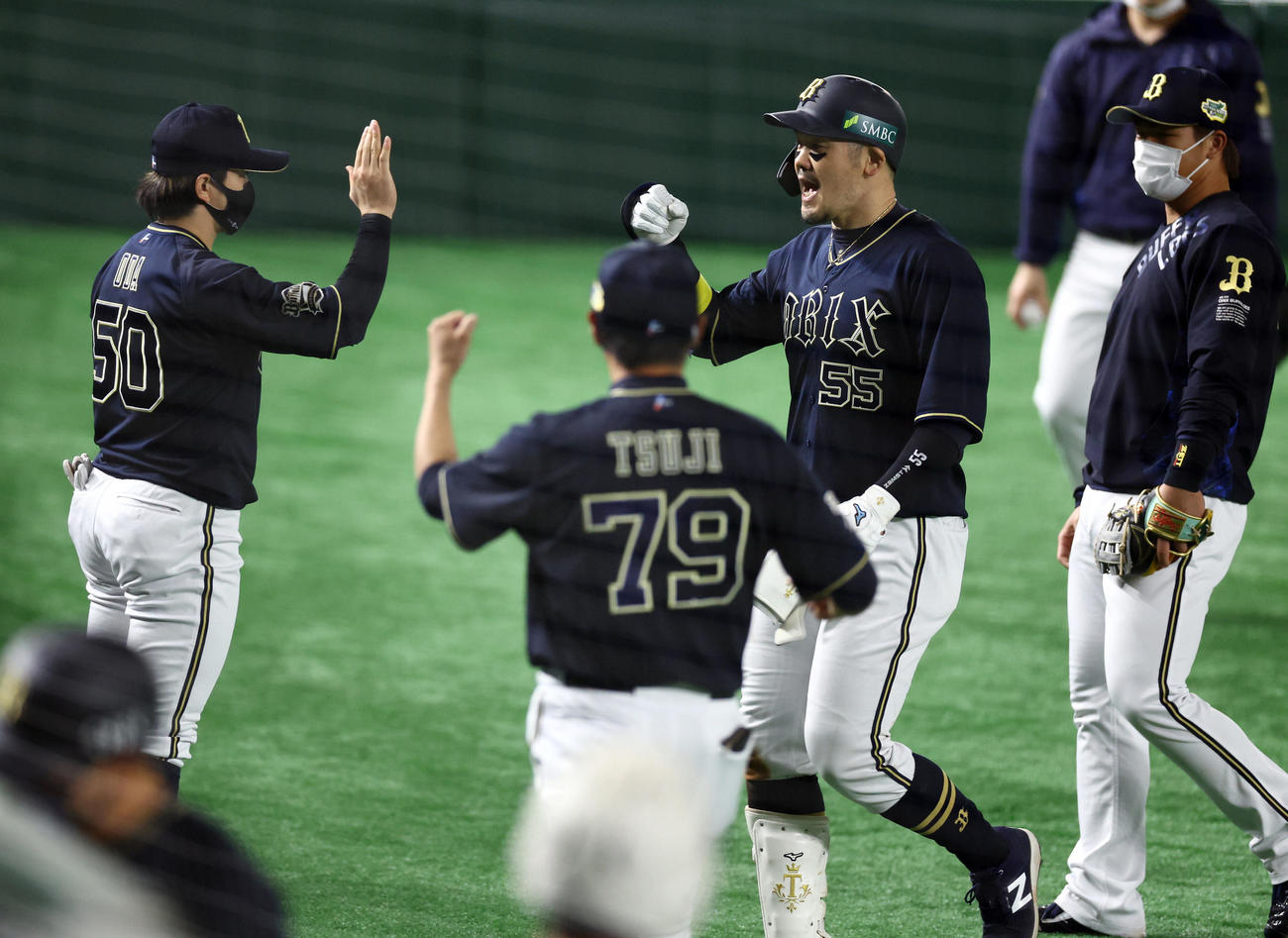 ヤクルト対オリックス　6回表の攻撃を終え適時打を放ったオリックスT－岡田（岡田貴弘＝右から2人目）は雄たけびを上げながらナインの出迎えを受ける（撮影・垰建太）