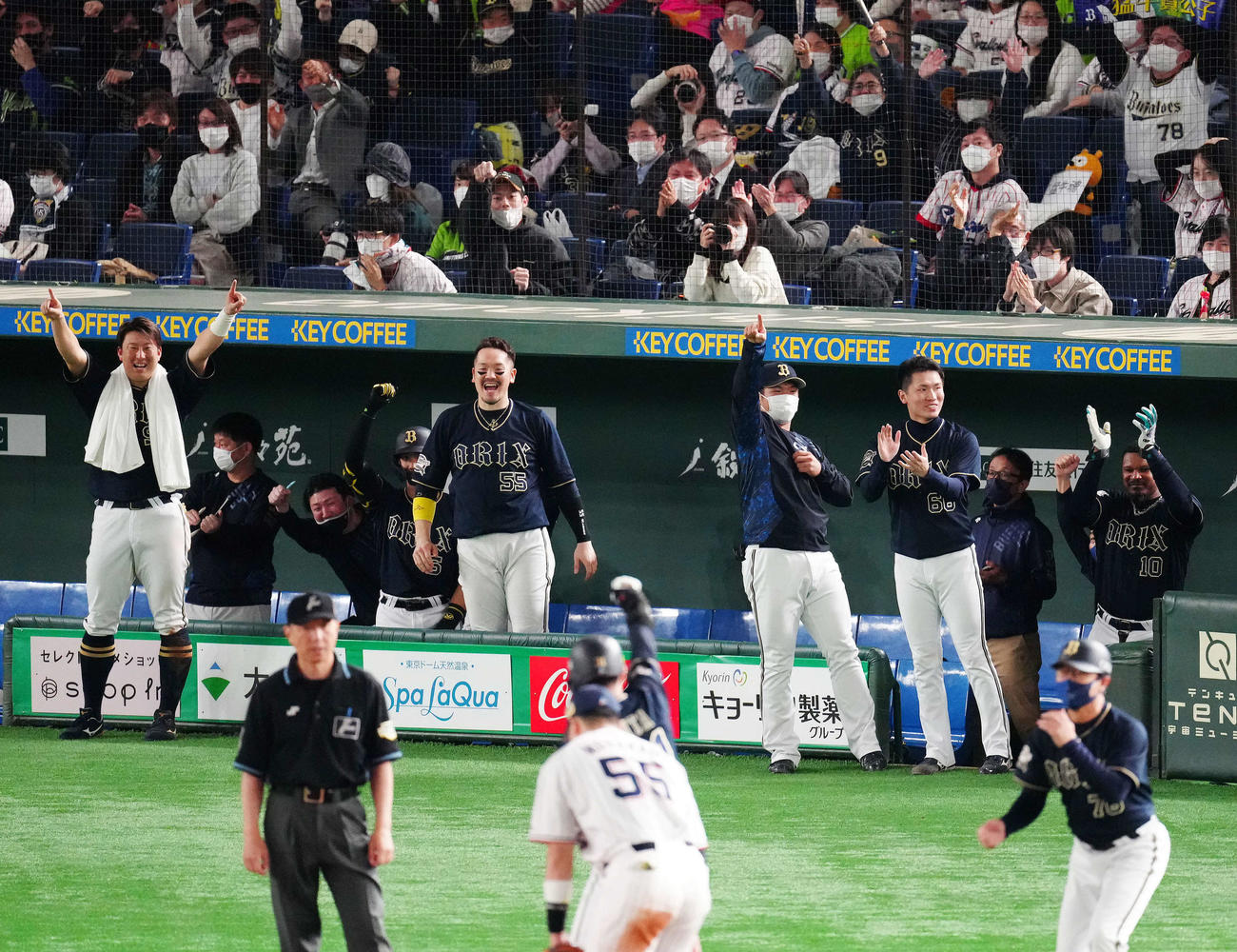 ヤクルト対オリックス　7回表オリックス1死二塁、太田（手前中央）が適時三塁打を放ちベンチで歓喜する選手たち（撮影・江口和貴）