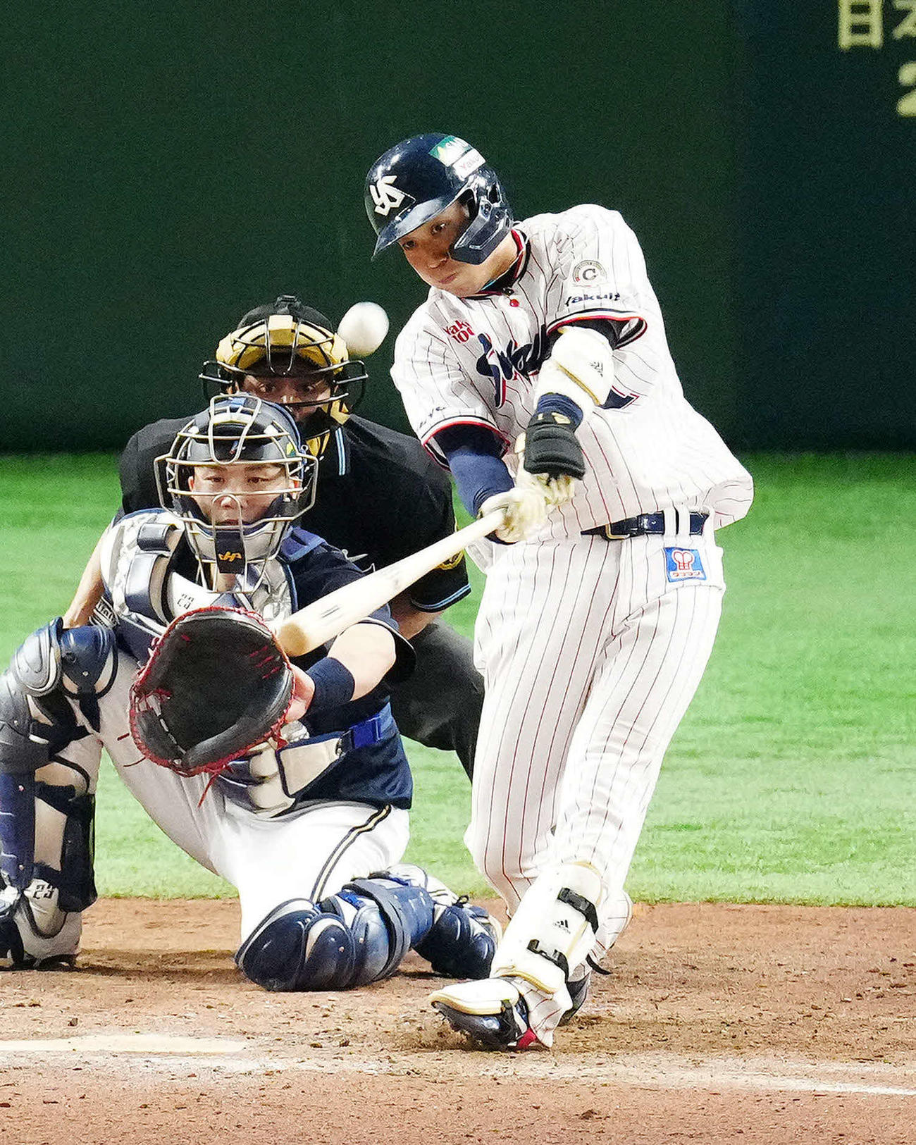 ヤクルト対オリックス　8回裏ヤクルト無死一、二塁、左越えに同点3点本塁打を放つ山田。投手ヒギンス（撮影・江口和貴）