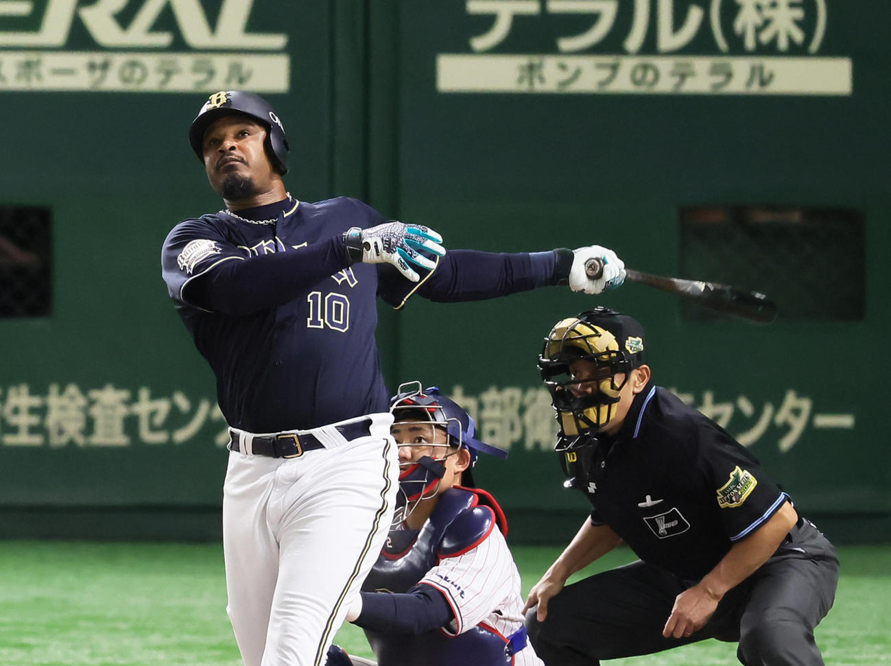 ヤクルト対オリックス　9回表オリックス無死、左越え本塁打を放つ代打ジョーンズ（撮影・足立雅史）