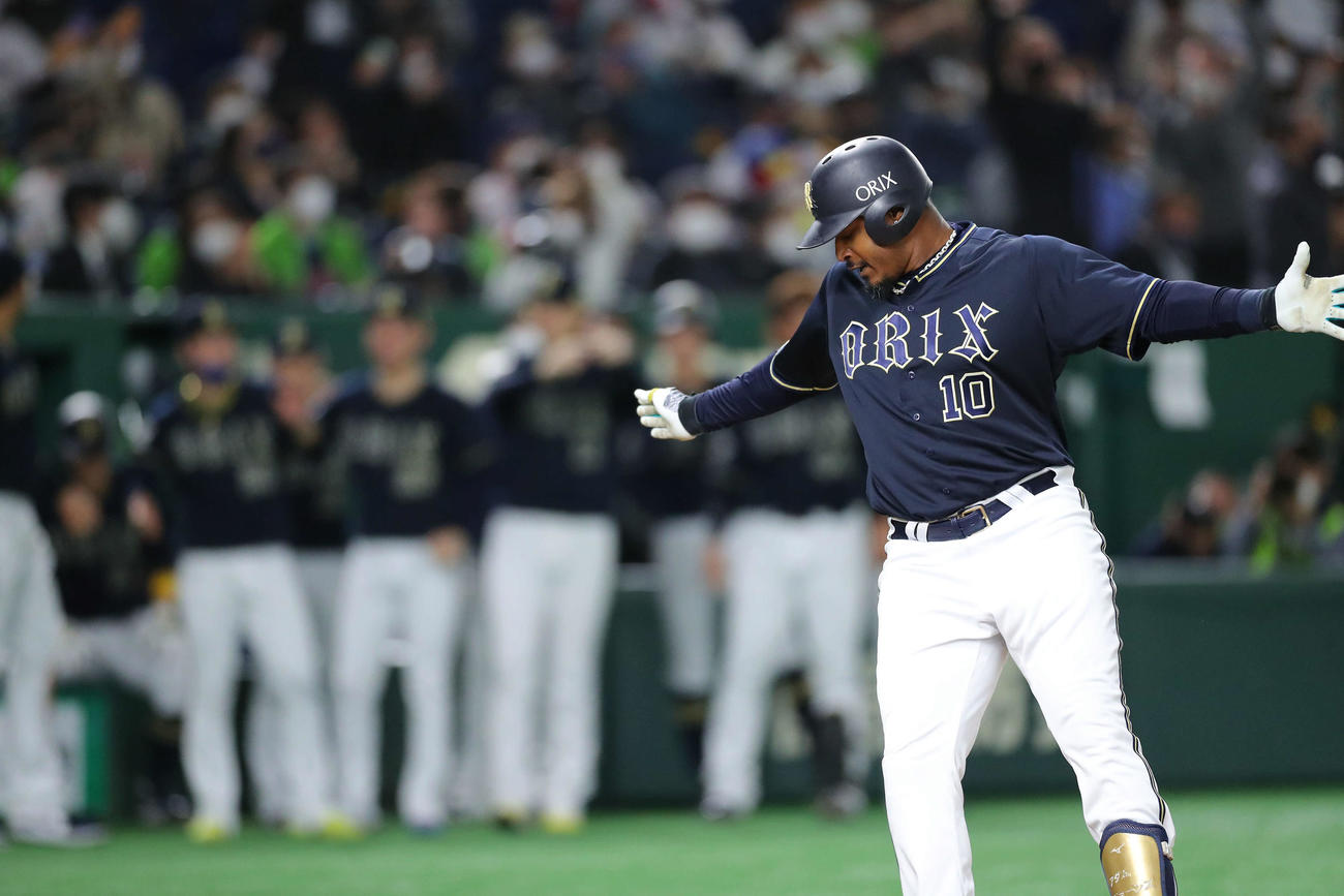 ヤクルト対オリックス　9回表オリックス無死、左越え勝ち越しソロ本塁打を放ち、両手を広げ生還するジョーンズ（撮影・河田真司）
