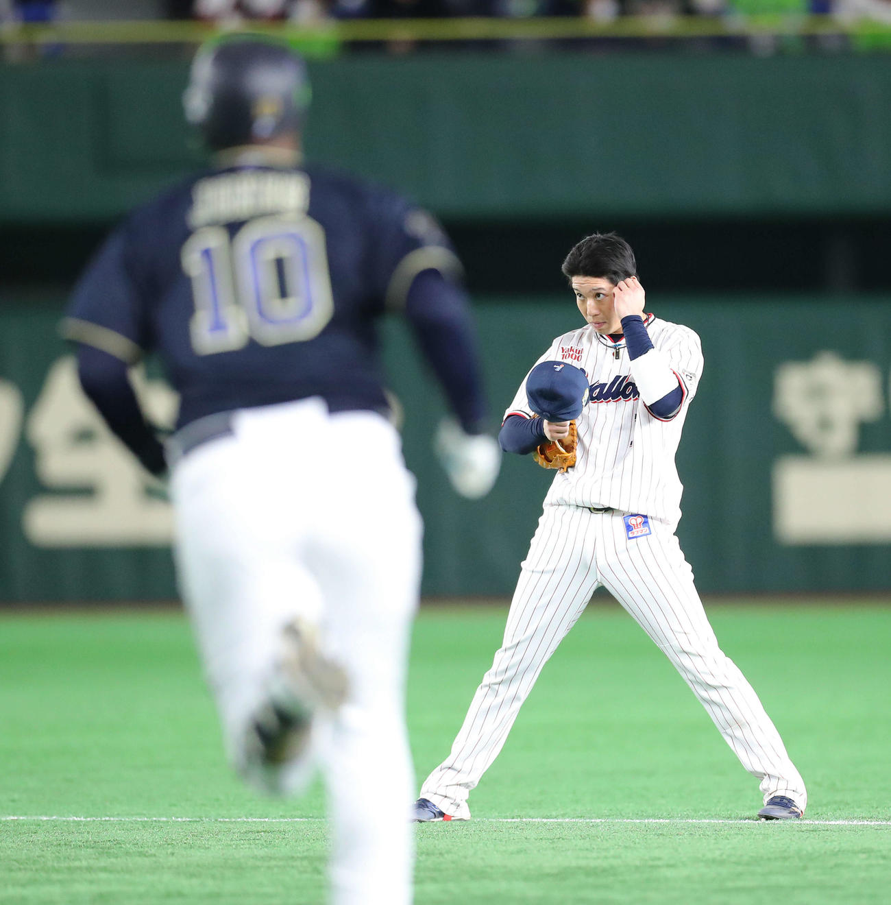 ヤクルト対オリックス　9回表オリックス無死、ジョーンズがソロ本塁打を放ち、脱帽する山田（撮影・河田真司）