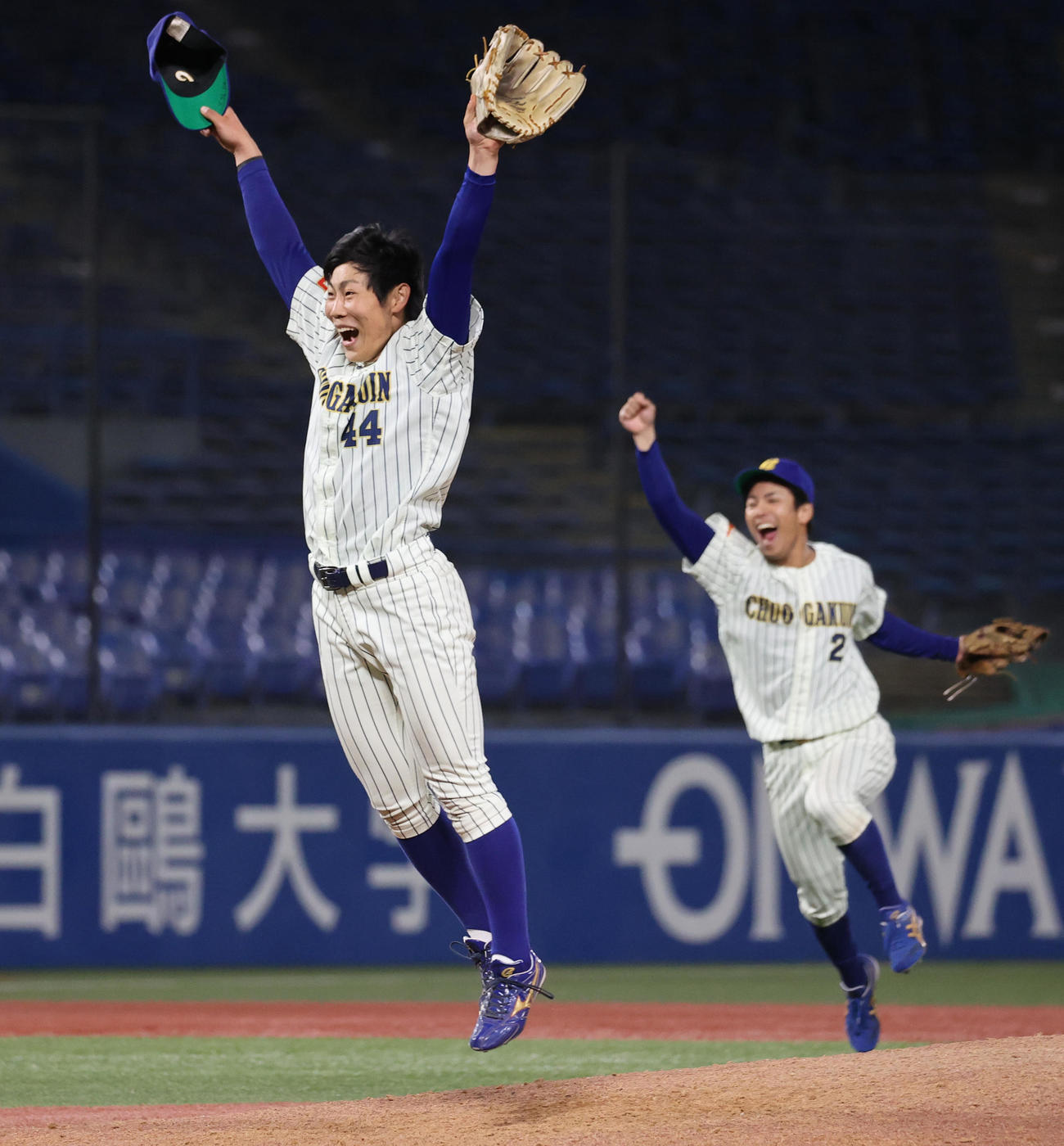慶大対中央学院大　優勝し喜ぶ山崎ら中央学院大の選手たち（撮影・野上伸悟）