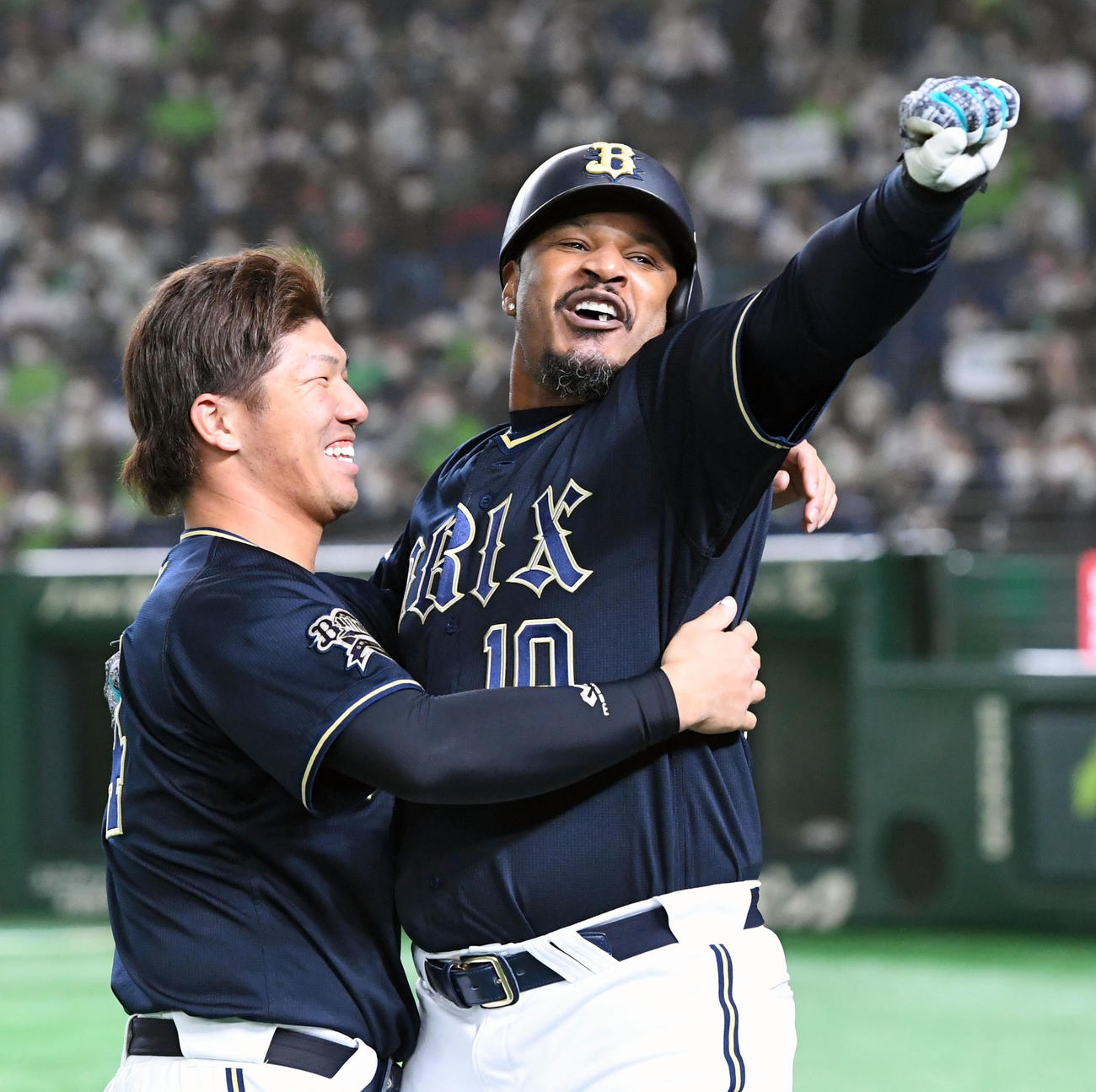 ヤクルト対オリックス　9回表無死、左越えソロ本塁打を放った代打ジョーンズはガッツポーズ。左は頓宮（撮影・前岡正明）