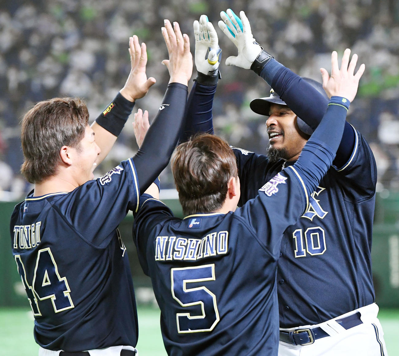 ヤクルト対オリックス　9回表無死、代打のジョーンズ（右）は左越え本塁打を放ち頓宮（左）、西野と笑顔でタッチ（撮影・前岡正明）