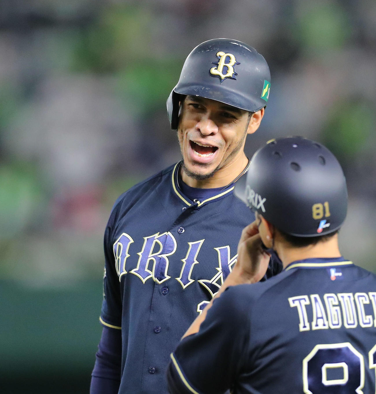 ヤクルト対オリックス　7回表オリックス1死三塁、右前適時打を放ち笑顔を見せるモヤ（撮影・河田真司）