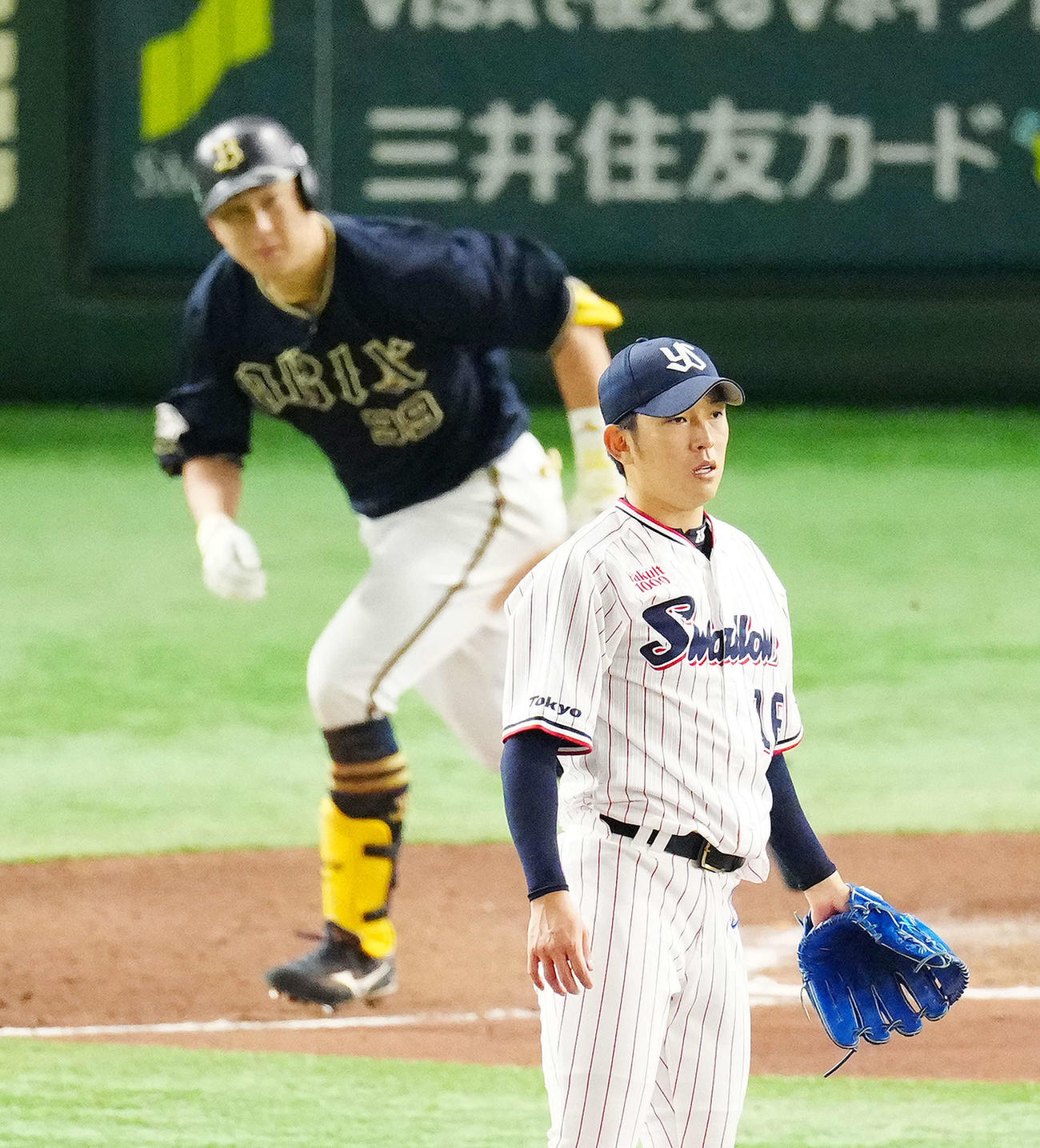 ヤクルト対オリックス　6回表オリックス2死一塁、杉本（後方）に左前打を浴びる原（撮影・江口和貴）
