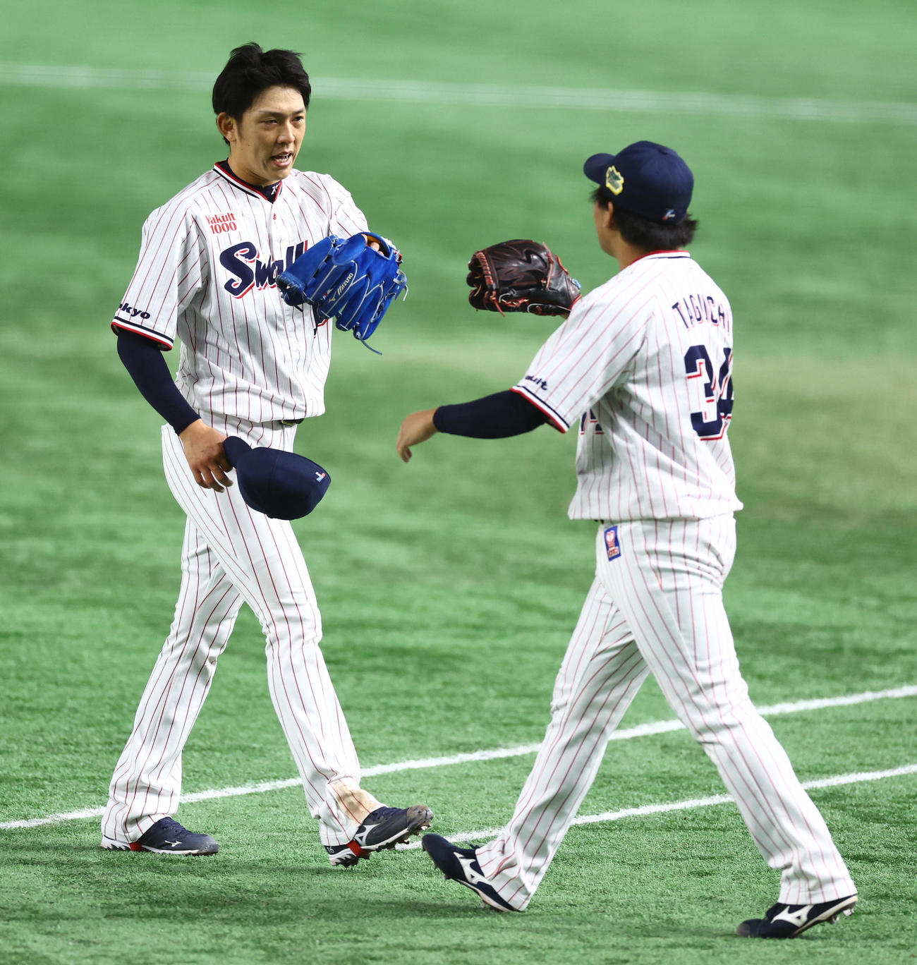 ヤクルト対オリックス　6回表オリックス2死一、二塁、降板し2番手田口（右）の声をかける原（撮影・垰建太）