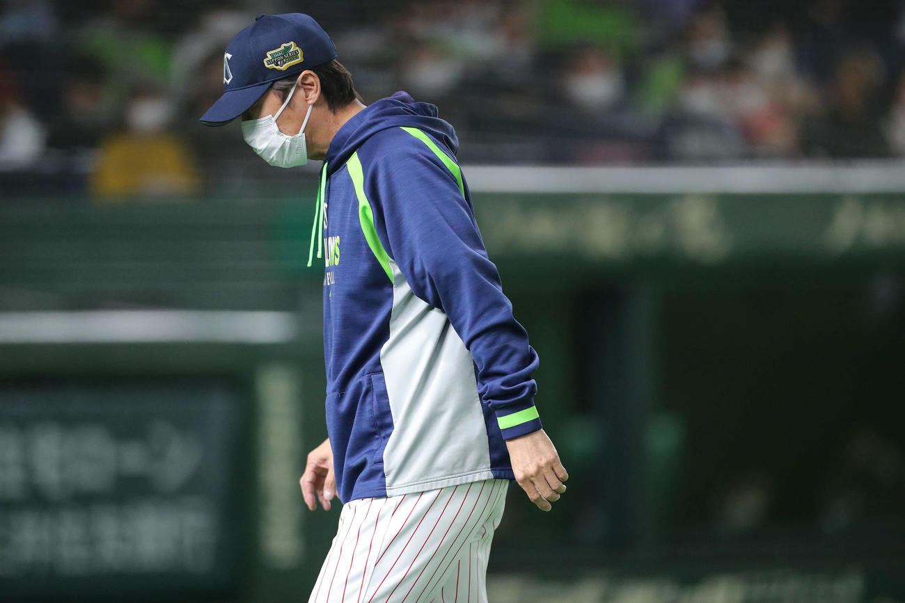 ヤクルト対オリックス　7回裏を終え、選手交代を告げる高津監督（撮影・河田真司）