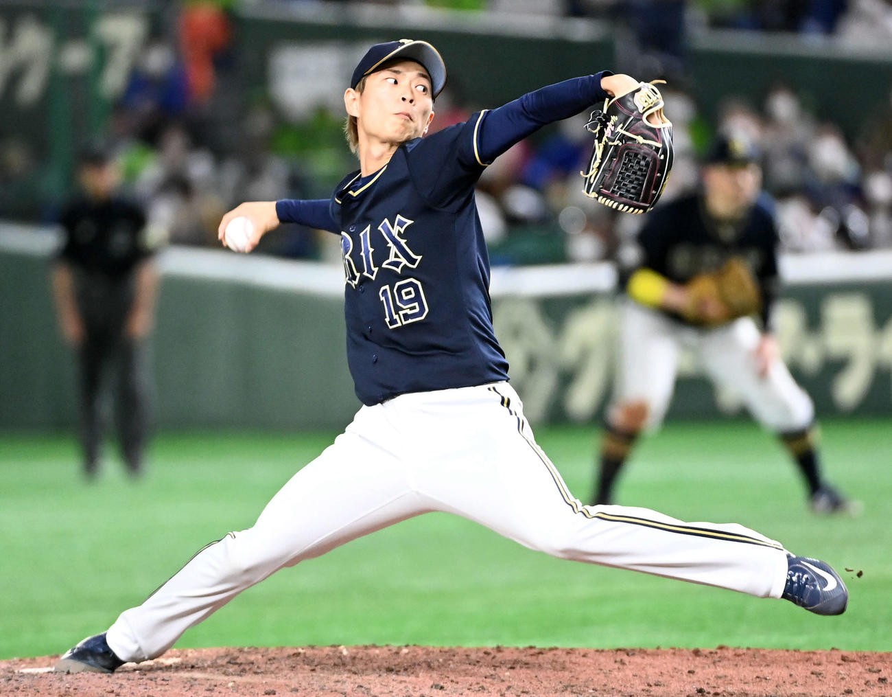 ヤクルト対オリックス　オリックス5番手で登板する山岡（撮影・前岡正明）