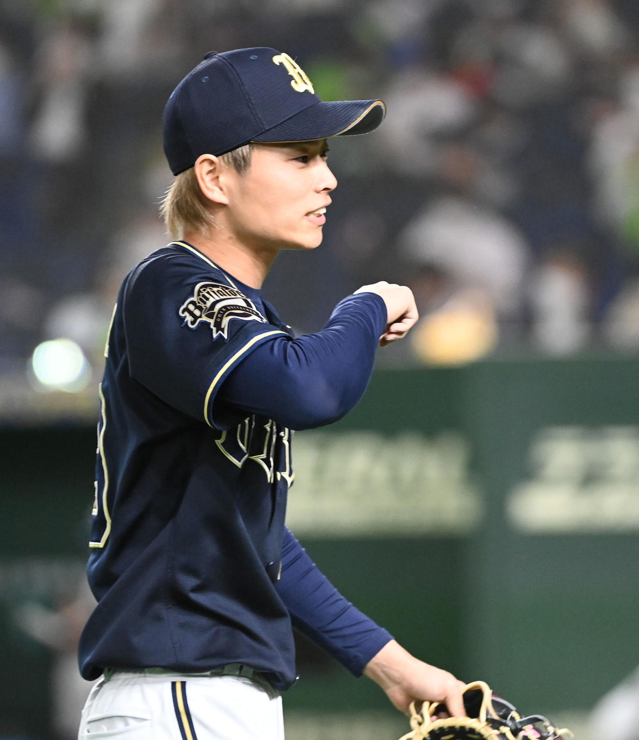 ヤクルト対オリックス　8回、笑顔でベンチに戻るオリックス5番手の山岡（撮影・前岡正明）