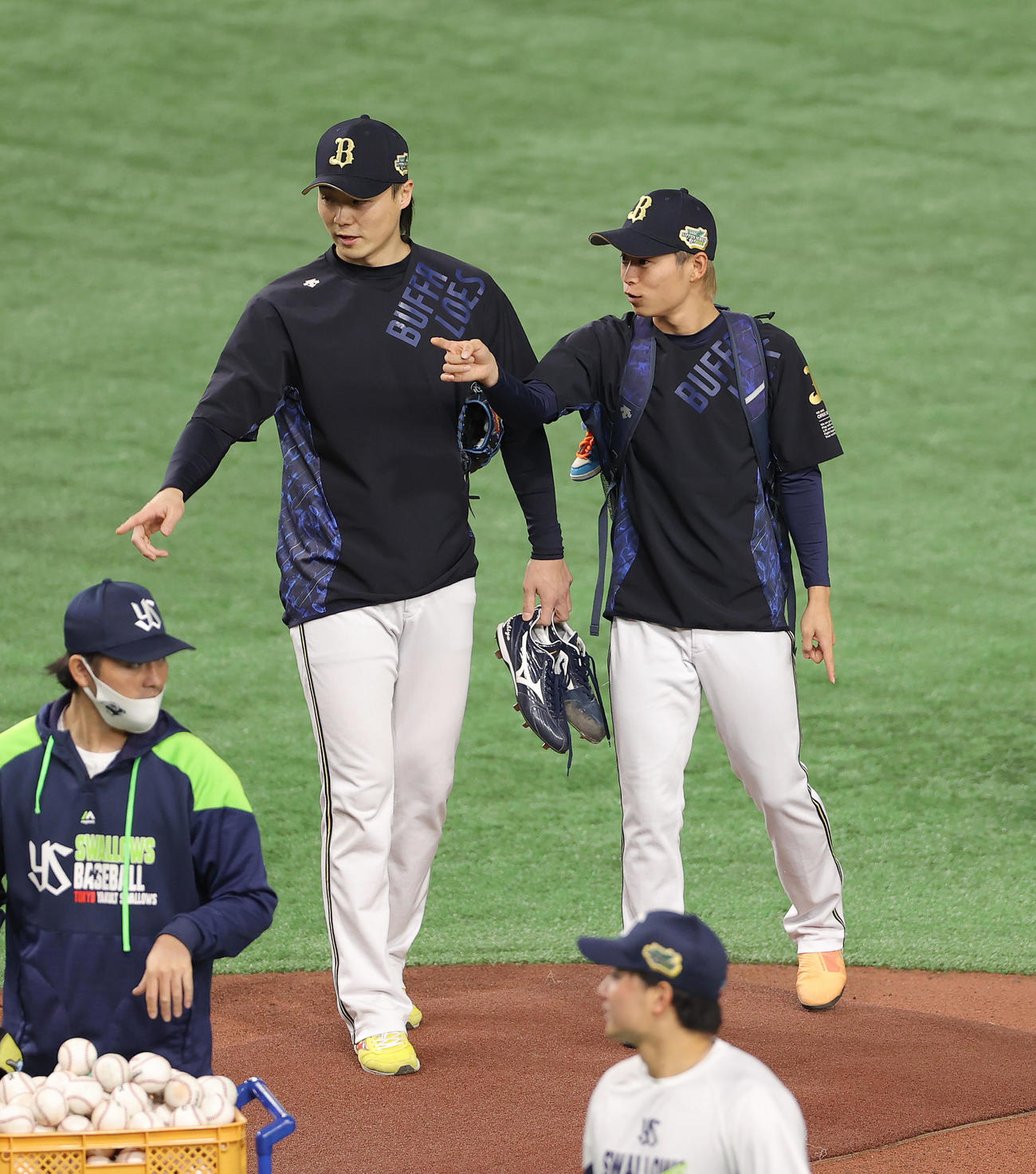 ヤクルト対オリックス練習前にマウンドを確認するオリックス山崎福（後方左）と山岡（同右）　（撮影・前田充）