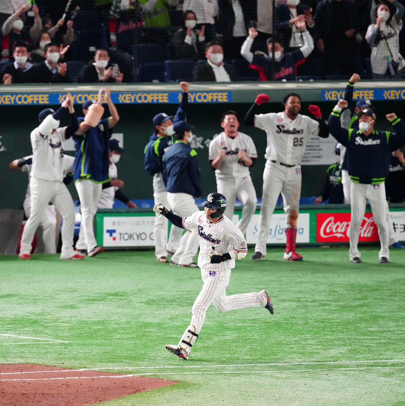 ヤクルト対オリックス　8回裏ヤクルト無死一、二塁、3点本塁打を放ちガッツポーズを見せる山田（撮影・江口和貴）