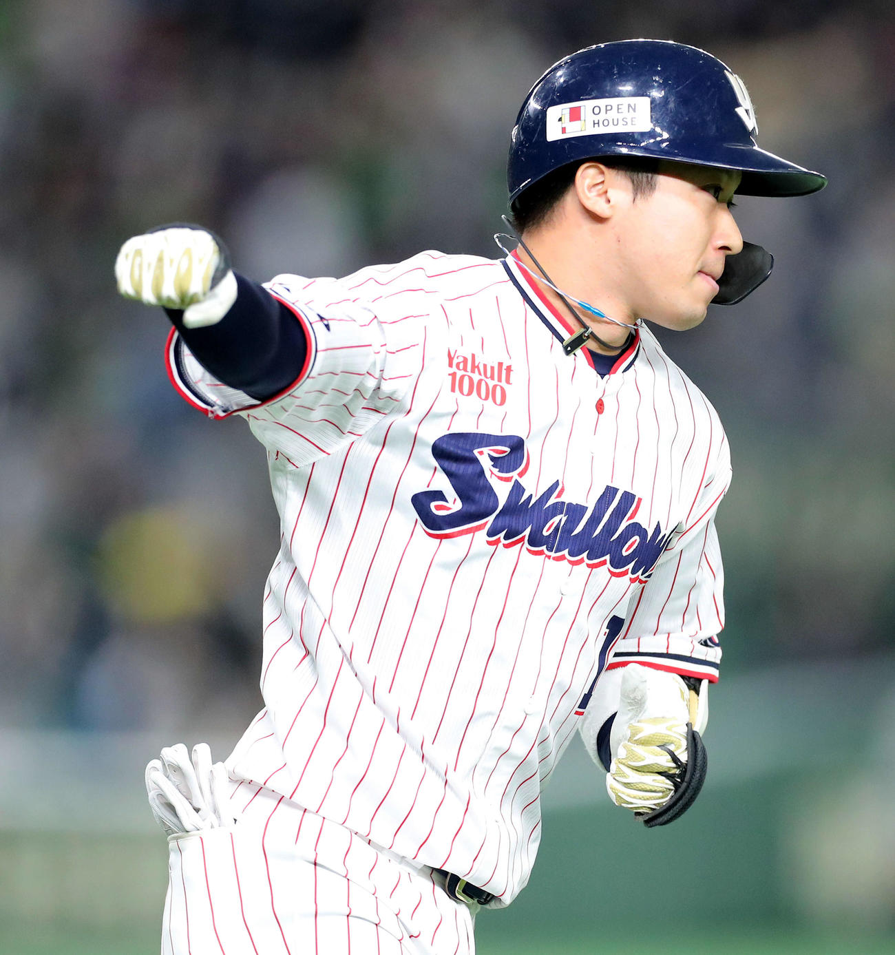 ヤクルト対オリックス　8回裏ヤクルト無死一、二塁、左越え3点本塁打を放ちガッツポーズの山田（撮影・河田真司）