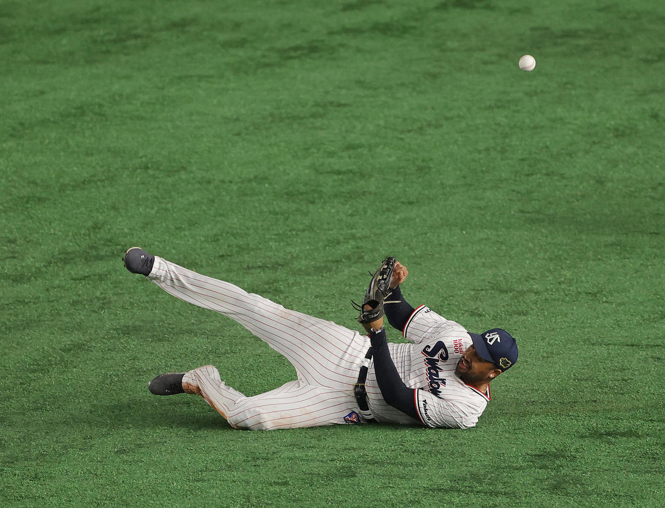 ヤクルト対オリックス　7回表オリックス1死三塁、代打モヤの飛球に右翼手サンタナが前進し滑り込むも届かず適時打となる（撮影・前田充）