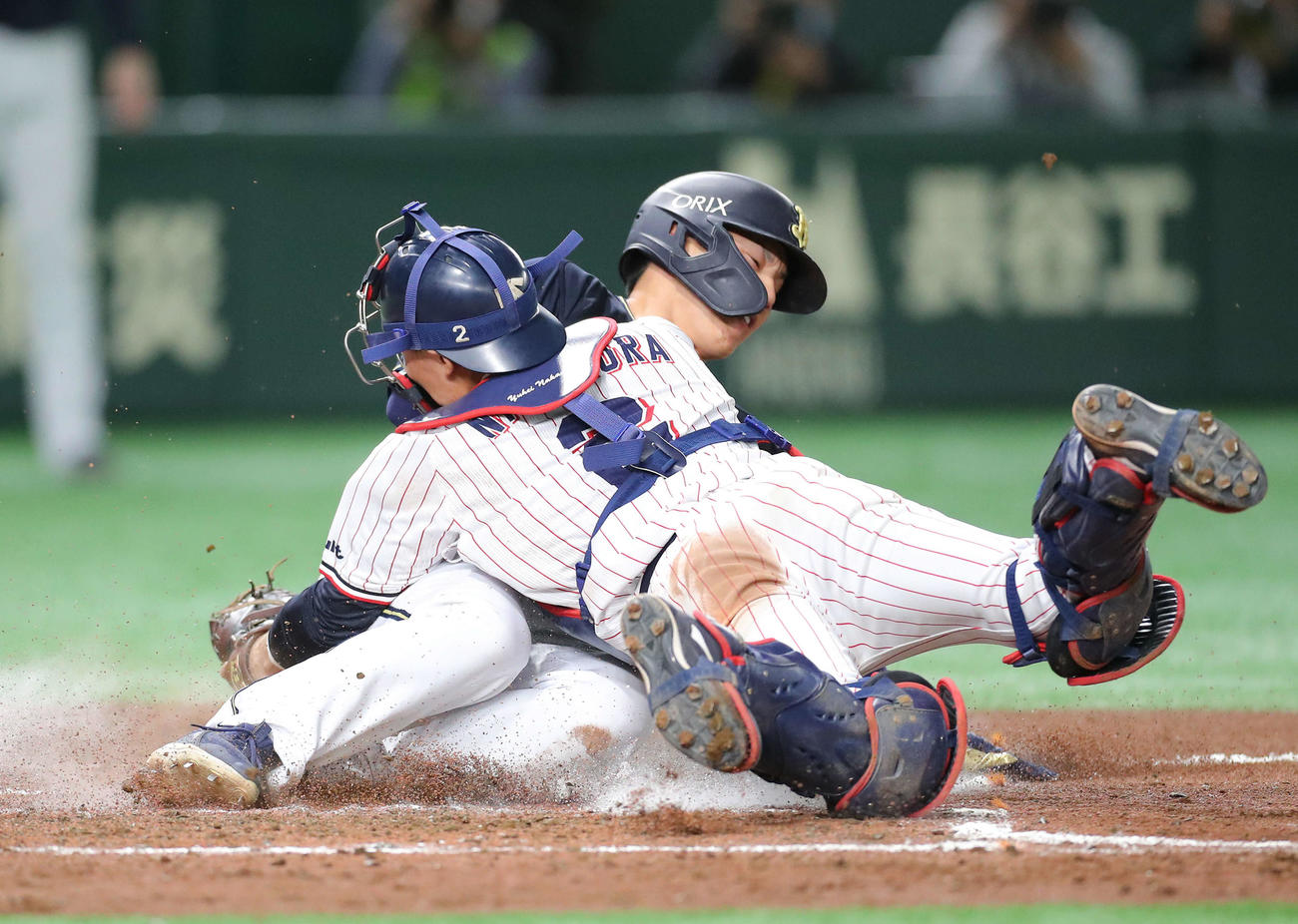 ヤクルト対オリックス　4回表オリックス2死二塁、杉本の中前打で一気に生還する吉田正（後方）。捕手中村（撮影・河田真司）