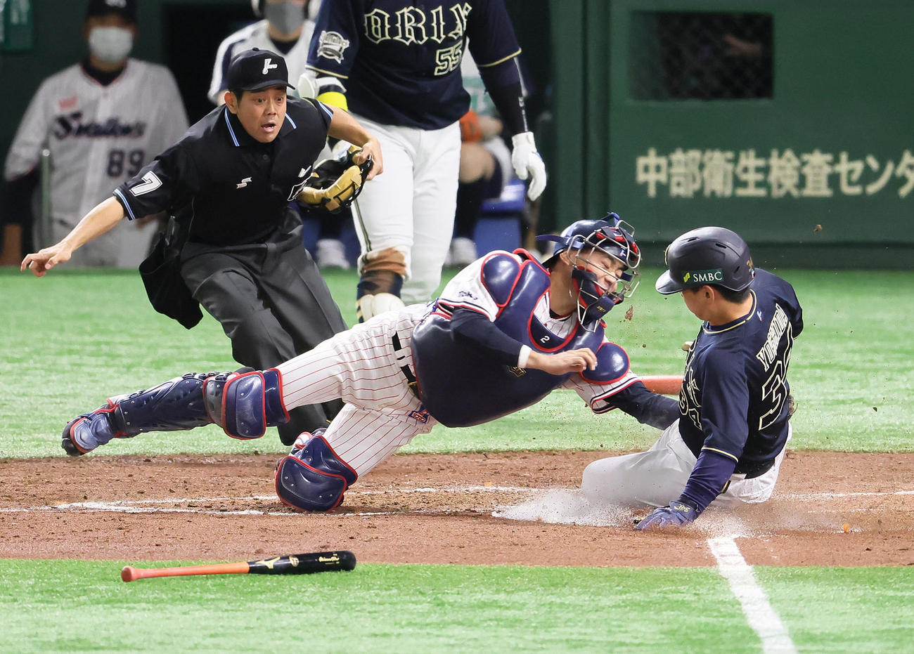 ヤクルト対オリックス　4回表オリックス2死二塁、杉本の中前適時打で生還した吉田正（右）。捕手中村（撮影・足立雅史）