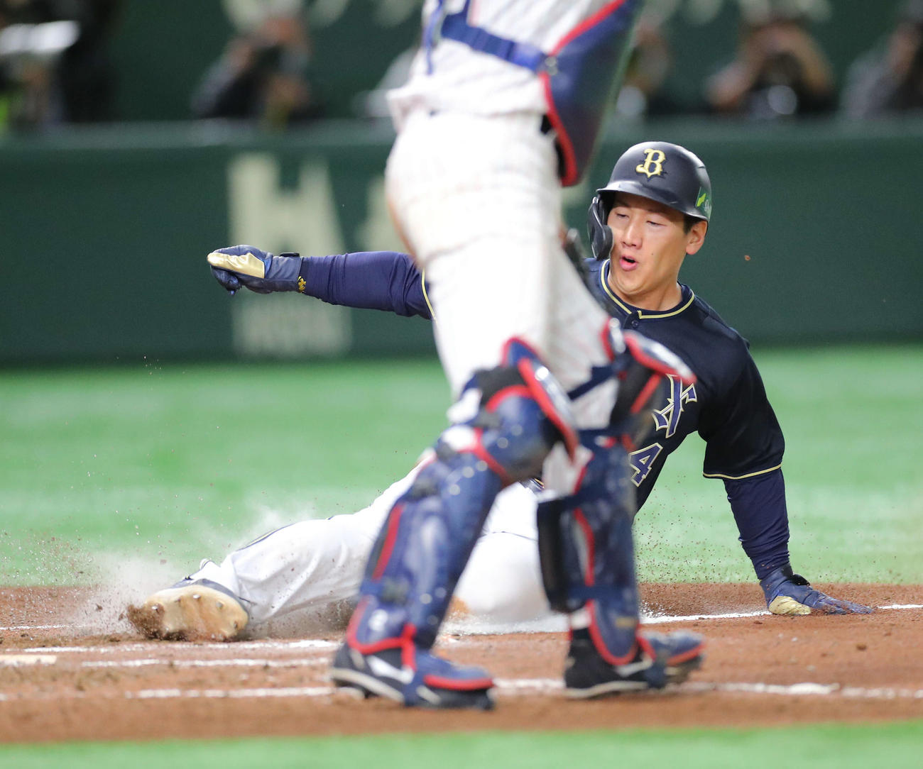 ヤクルト対オリックス　6回表オリックス2死一、二塁、T－岡田の右前同点適時打で生還する吉田正（撮影・河田真司）