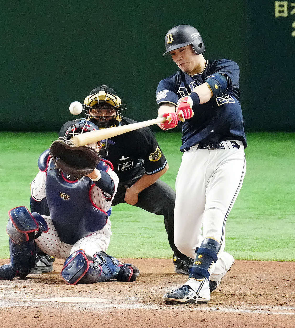 ヤクルト対オリックス　8回表オリックス2死一塁、左中間へ適時二塁打を放つ伏見。投手大西（撮影・江口和貴）