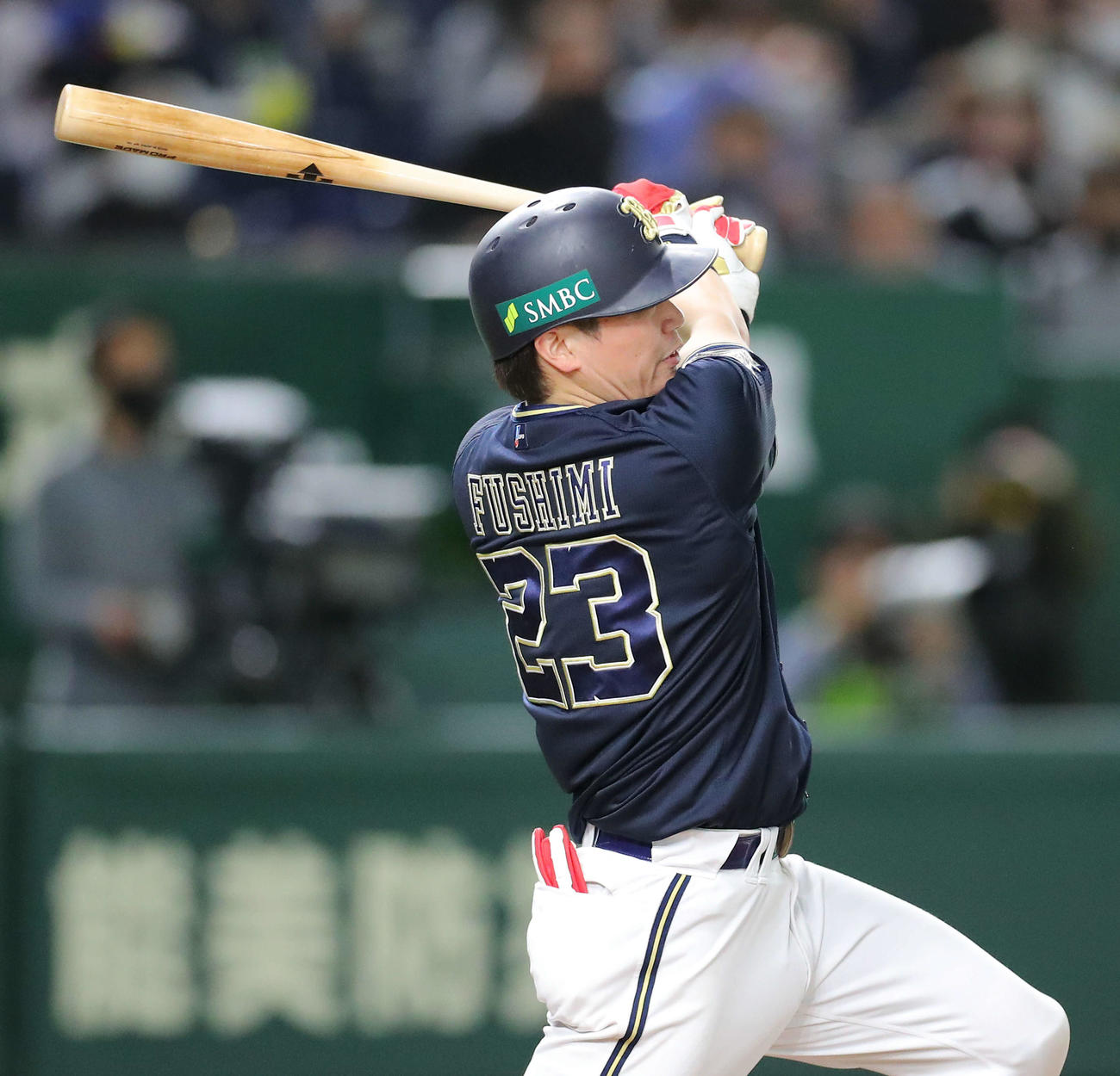 ヤクルト対オリックス　8回表オリックス2死一塁、中適時二塁打を放つ伏見（撮影・河田真司）