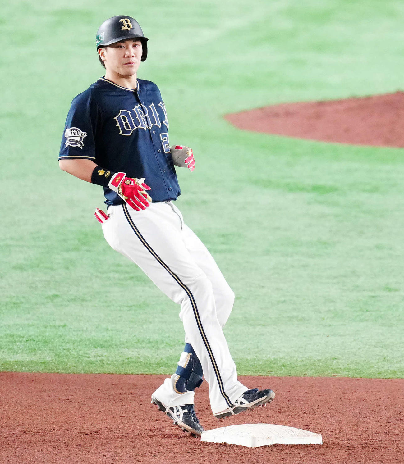ヤクルト対オリックス　8回表オリックス2死一塁、適時二塁打を放った伏見（撮影・江口和貴）