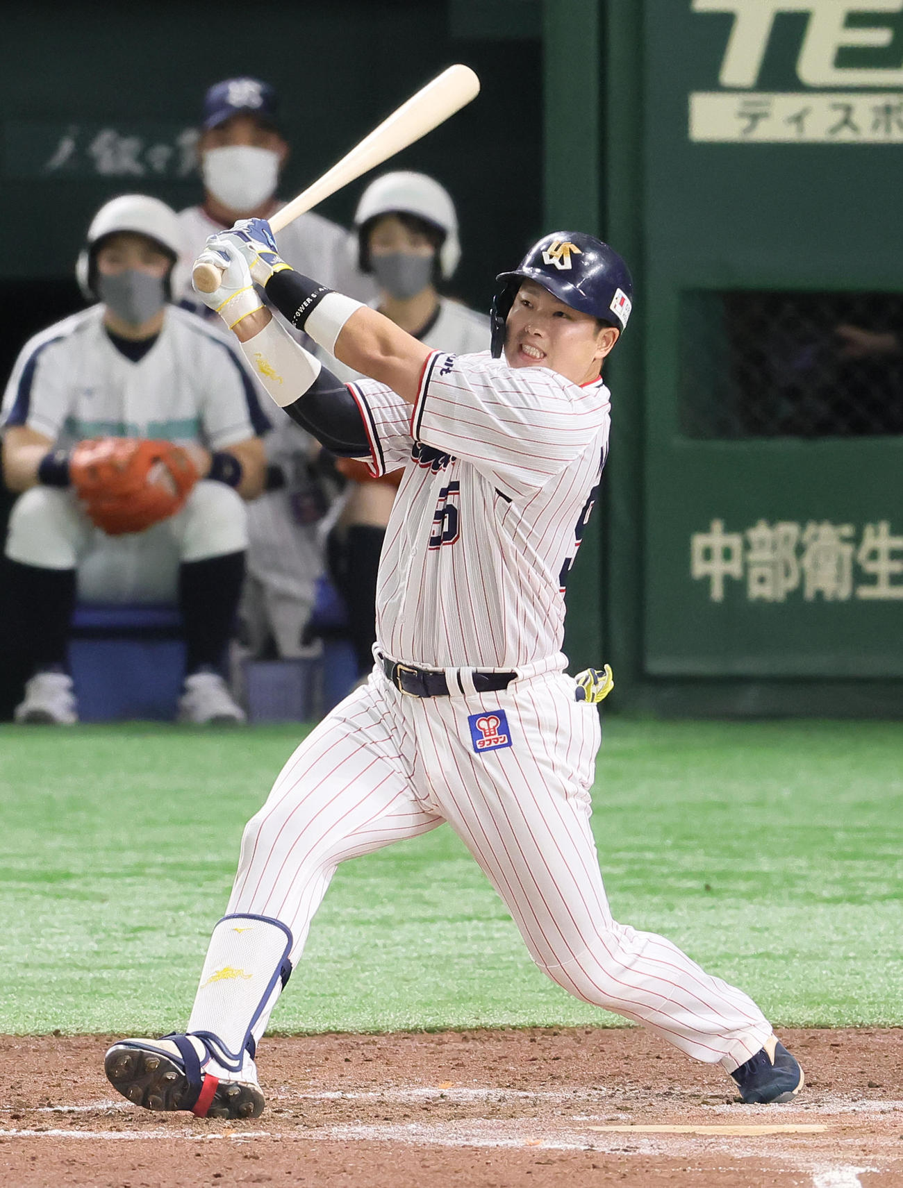 ヤクルト対オリックス　4回裏ヤクルト無死、左中間への本塁打を放つ村上（撮影・足立雅史）