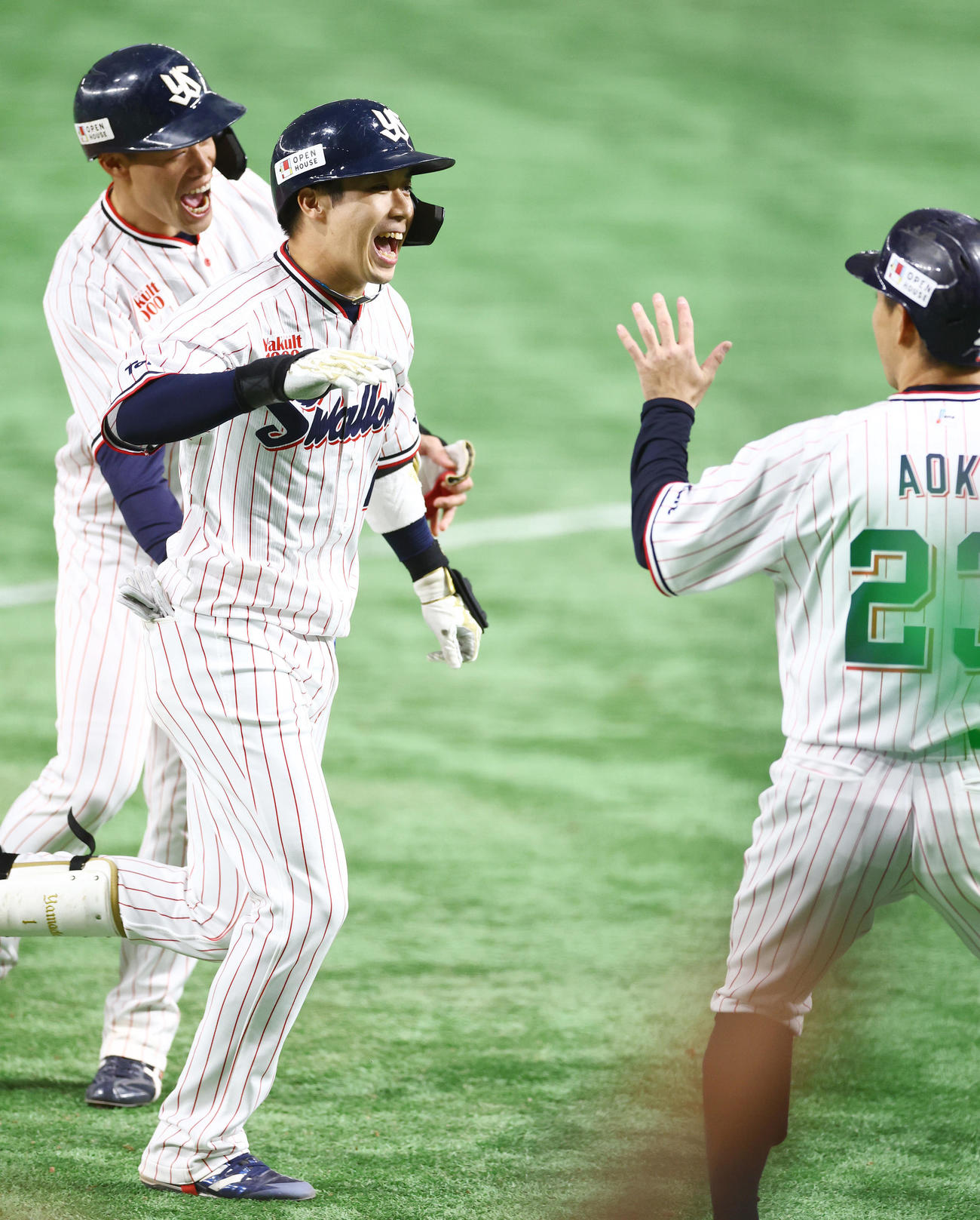 ヤクルト対オリックス　8回裏ヤクルト無死一、二塁、3点本塁打を放ち喜びを爆発させる山田（中央）（撮影・垰建太）