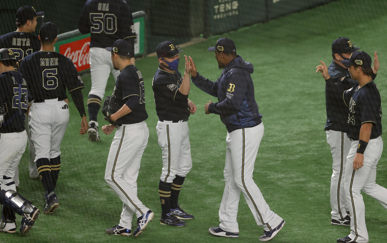 ヤクルト対オリックス　ヤクルトに勝利し、ジョーンズ（中央右）らをタッチで出迎える中嶋監督（同左）（撮影・前田充）