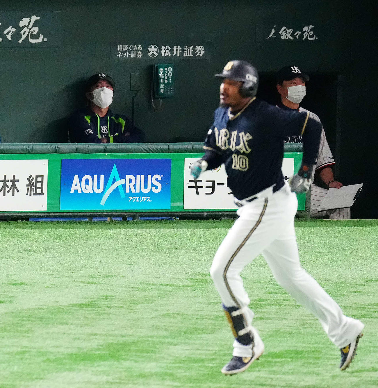 ヤクルト対オリックス　9回表オリックス無死、マクガフがジョーンズ（手前）にソロ本塁打を浴び厳しい表情の高津監督（左）（撮影・江口和貴）