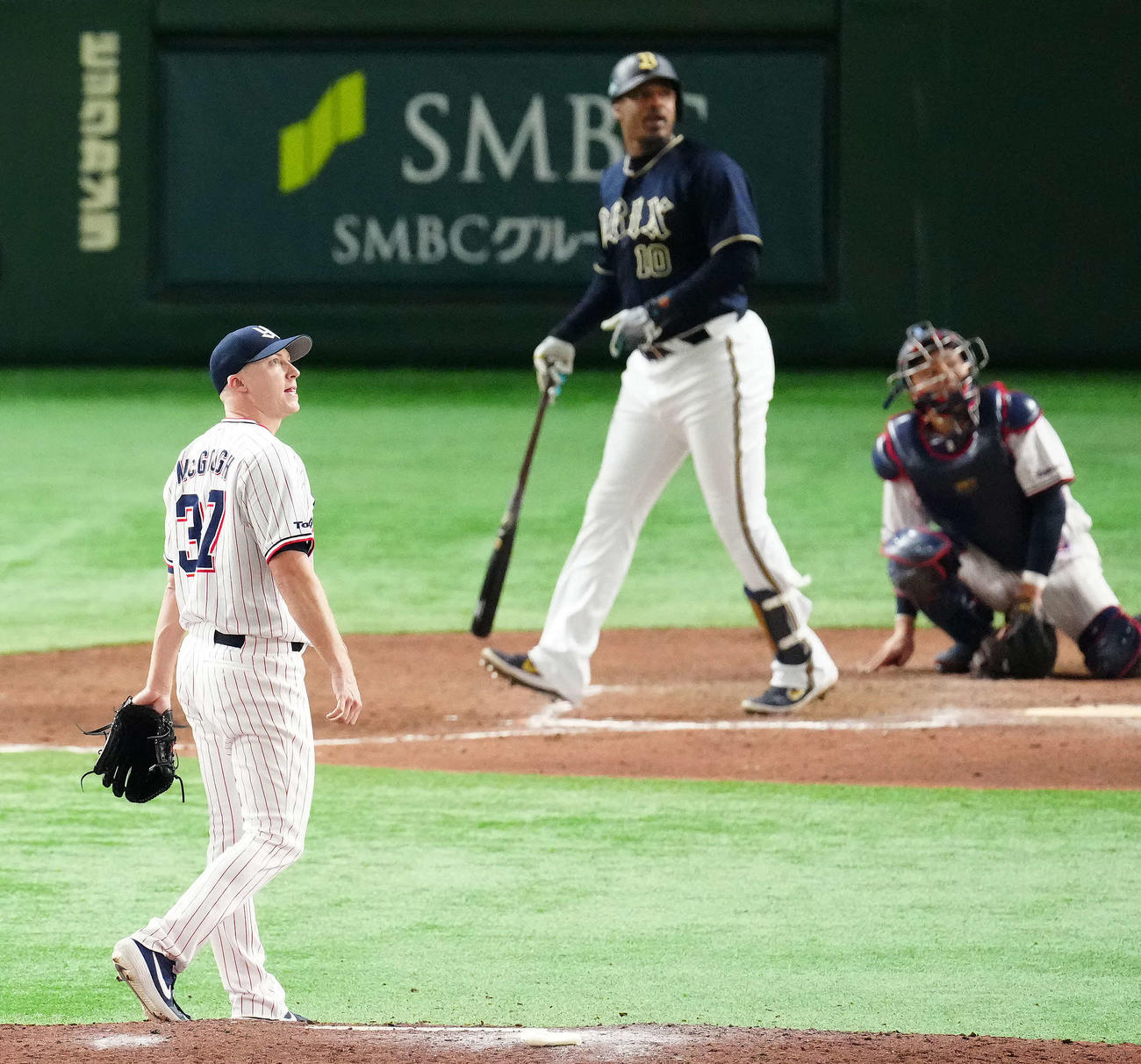 ヤクルト対オリックス　9回表オリックス無死、ジョーンズ（後方左）にソロ本塁打を浴びるマクガフ（撮影・江口和貴）