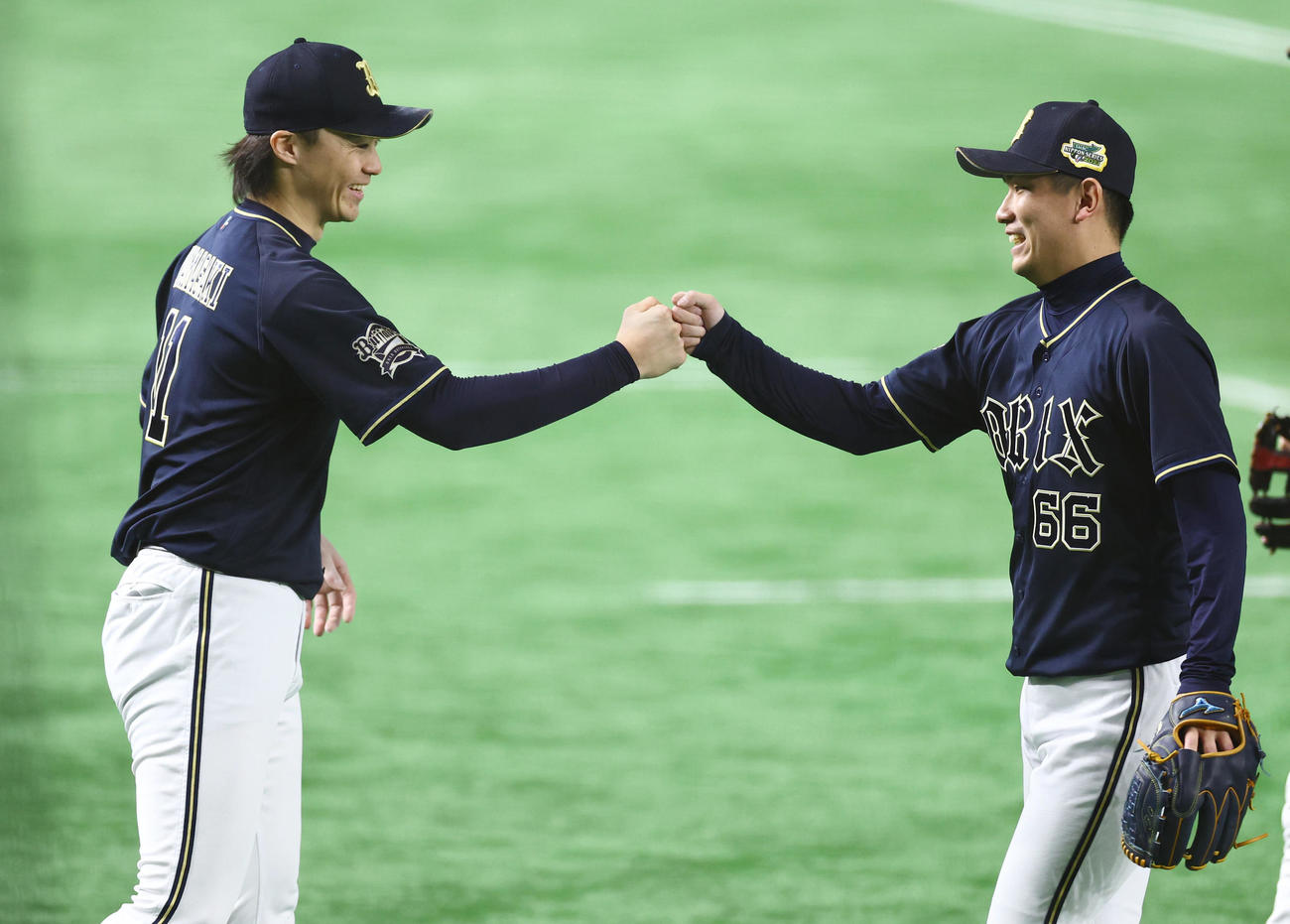 ヤクルト対オリックス　6回裏ヤクルト2死一、三塁、中村を右飛に仕留めた吉田凌（右）は山崎福とグータッチ（撮影・垰建太）