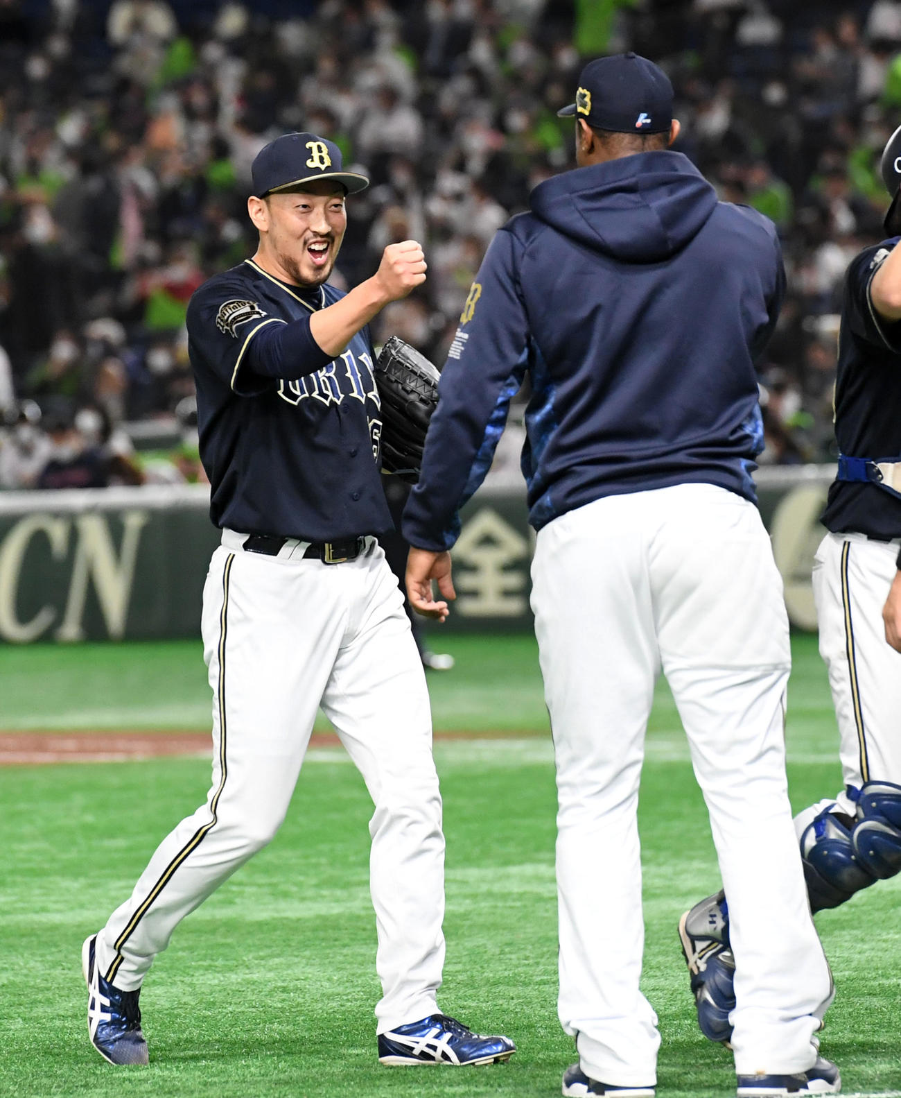 ヤクルト対オリックス　ジョーンズ（右）と笑顔でタッチする平野佳（撮影・前岡正明）