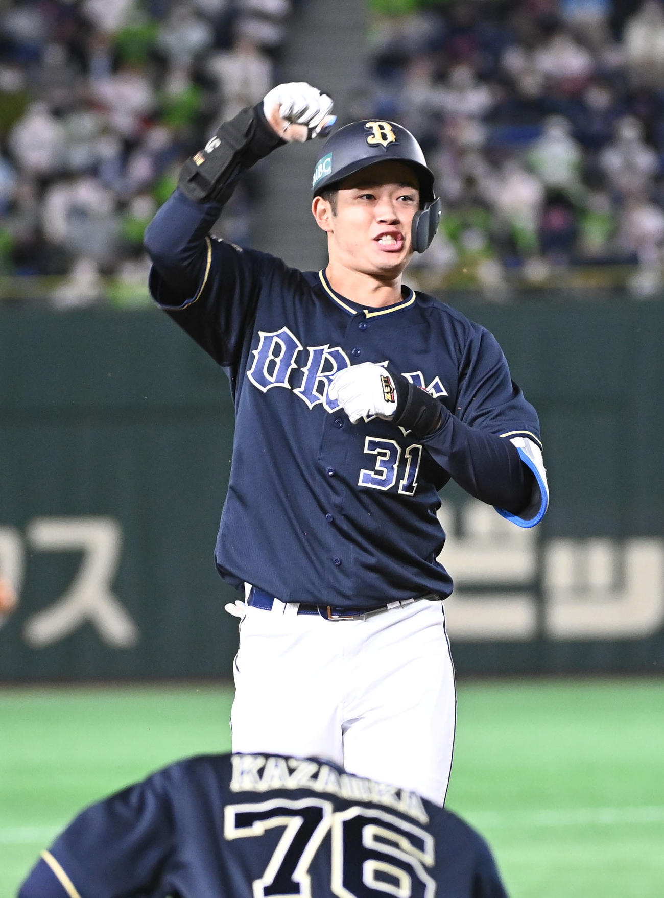 ヤクルト対オリックス　7回表オリックス1死二塁、太田は右中間に適時三塁打を放ちガッツポーズ（撮影・前岡正明）