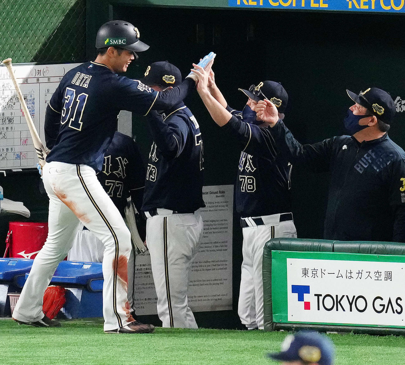 ヤクルト対オリックス　7回表オリックス1死三塁、モヤの適時打で生還した太田（左端）とタッチをかわす中嶋監督（中央右）（撮影・江口和貴）