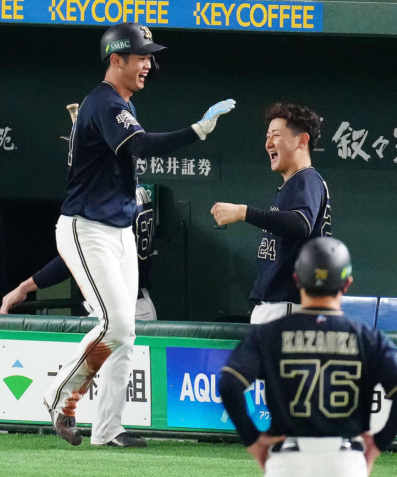 ヤクルト対オリックス　7回表オリックス1死三塁、モヤの適時打で生還し紅林（右）と笑顔を見せる太田（撮影・江口和貴）