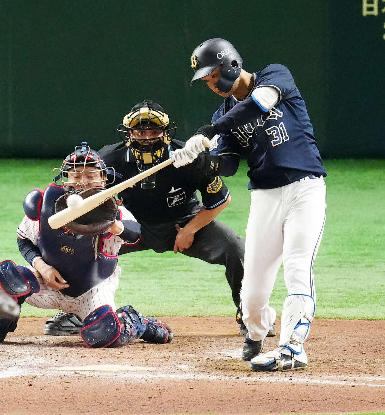 ヤクルト対オリックス　7回表オリックス1死二塁、右翼へ適時三塁打を放つ太田。投手石山（撮影・江口和貴）