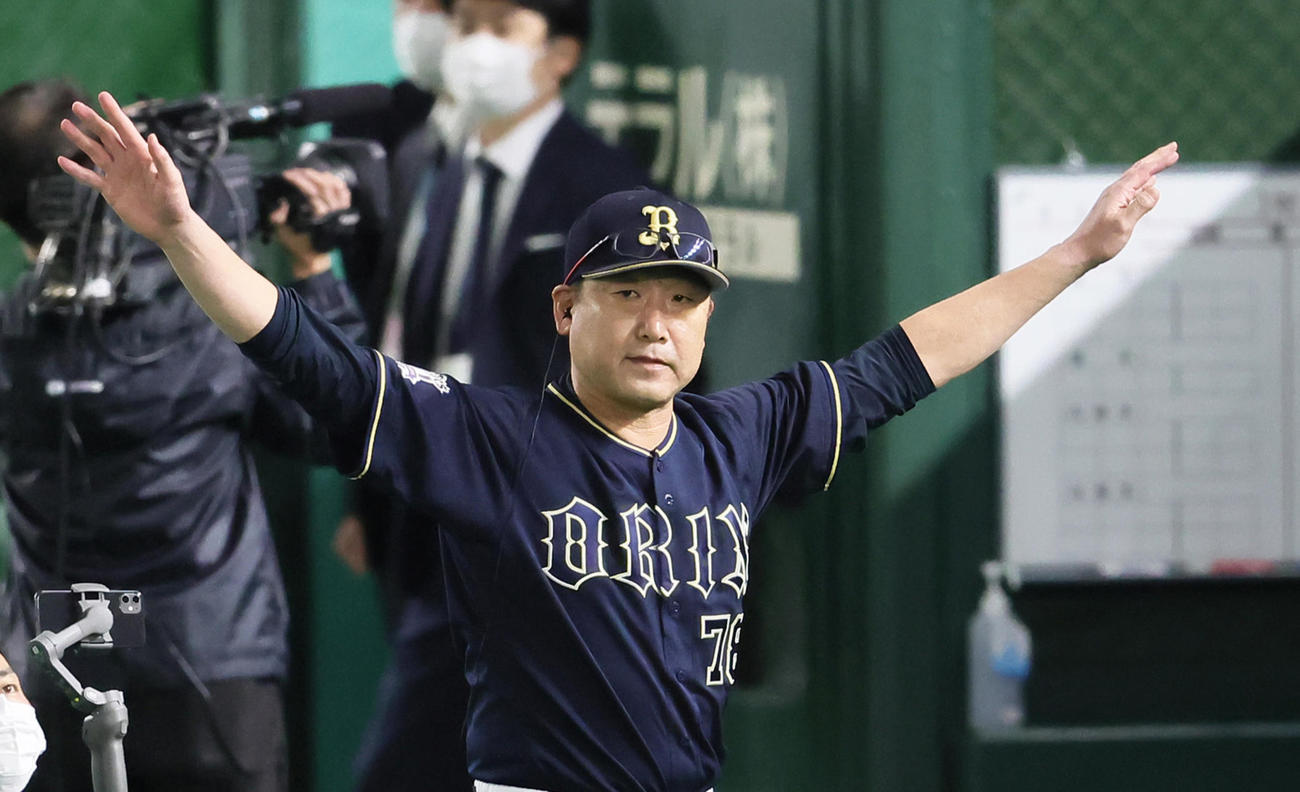 ヤクルト対オリックス　スタンドに手を振って応えるオリックス中嶋監督（撮影・足立雅史）