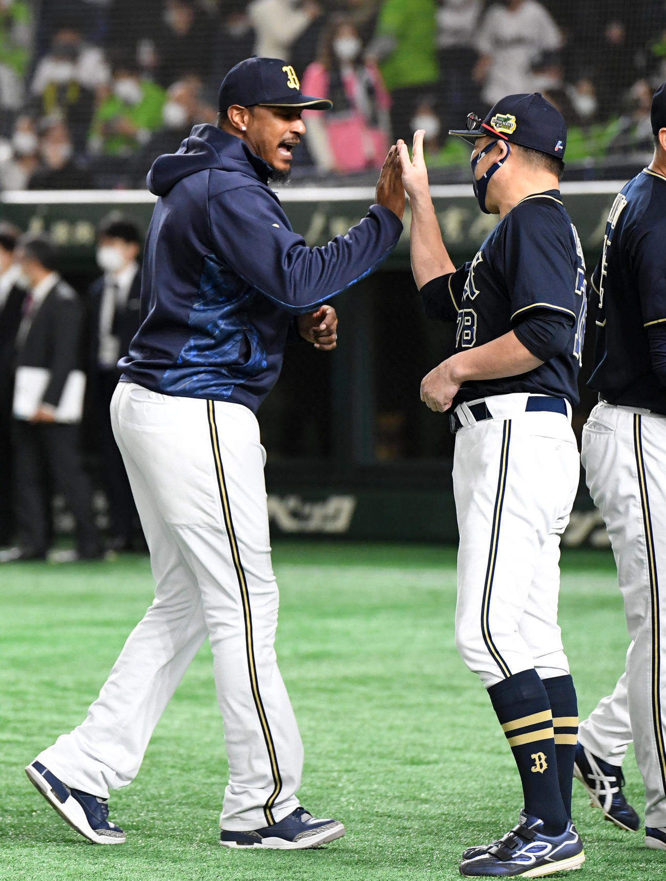 ヤクルト対オリックス　アダム・ジョーンズ（左）を迎える中嶋監督（撮影・前岡正明）