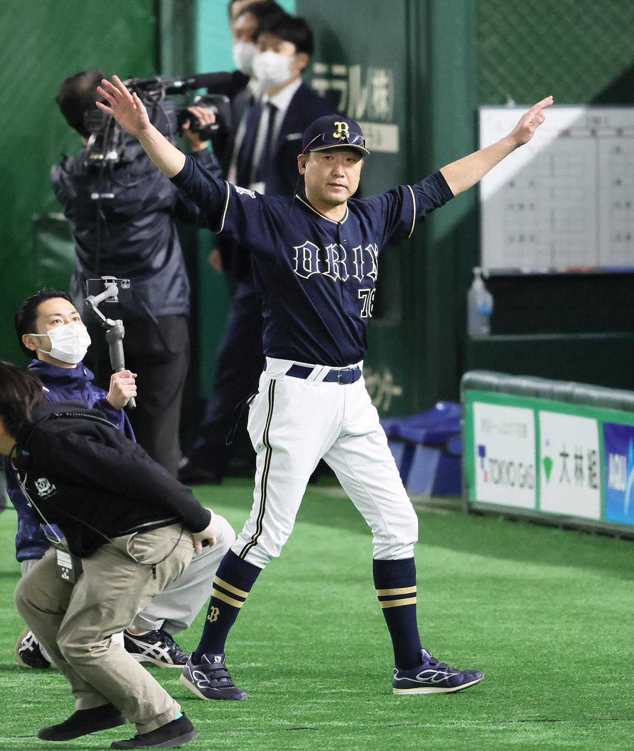ヤクルト対オリックス　スタンドに手を振って応えるオリックス中嶋監督（撮影・足立雅史）
